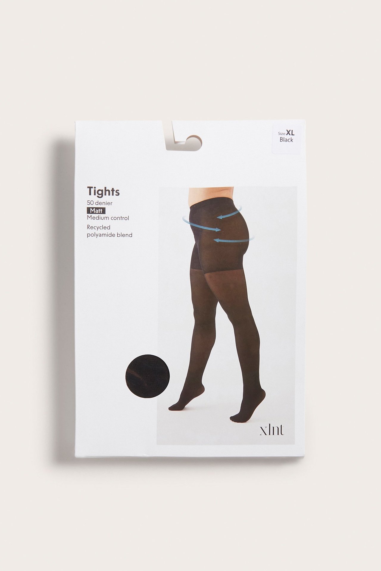 Widok z przodu białego opakowania prezentującego czarne matowe rajstopy modelujące 50 den z kontrolnym pasem.