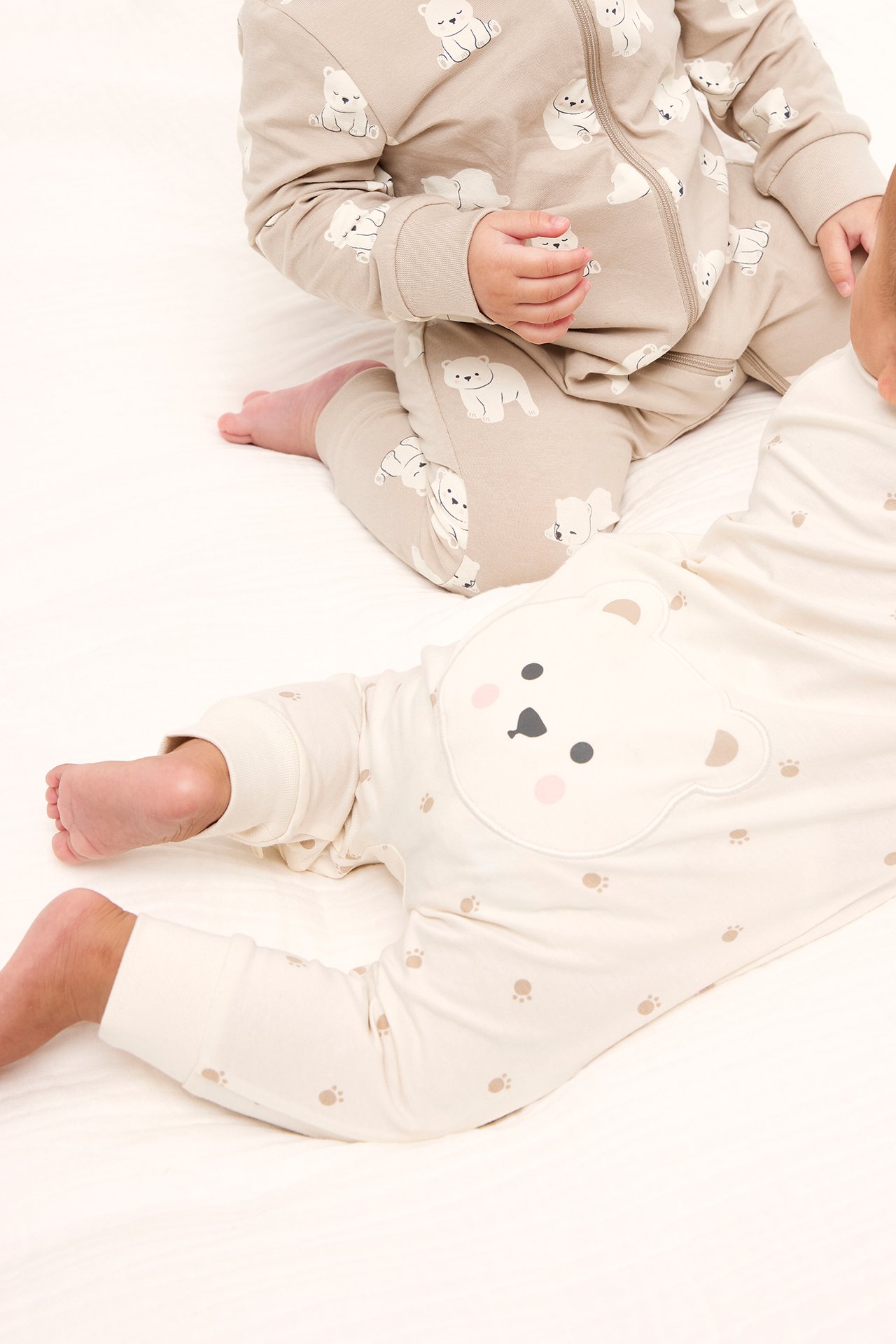 2 kpl kuviollisia pyjamia - Beige - 4