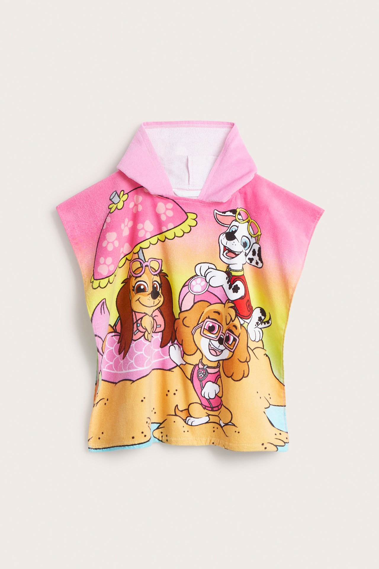 Framifrån: Rosa, gul och orange huvförsedd frottéponcho med Paw Patrol strandtryck.