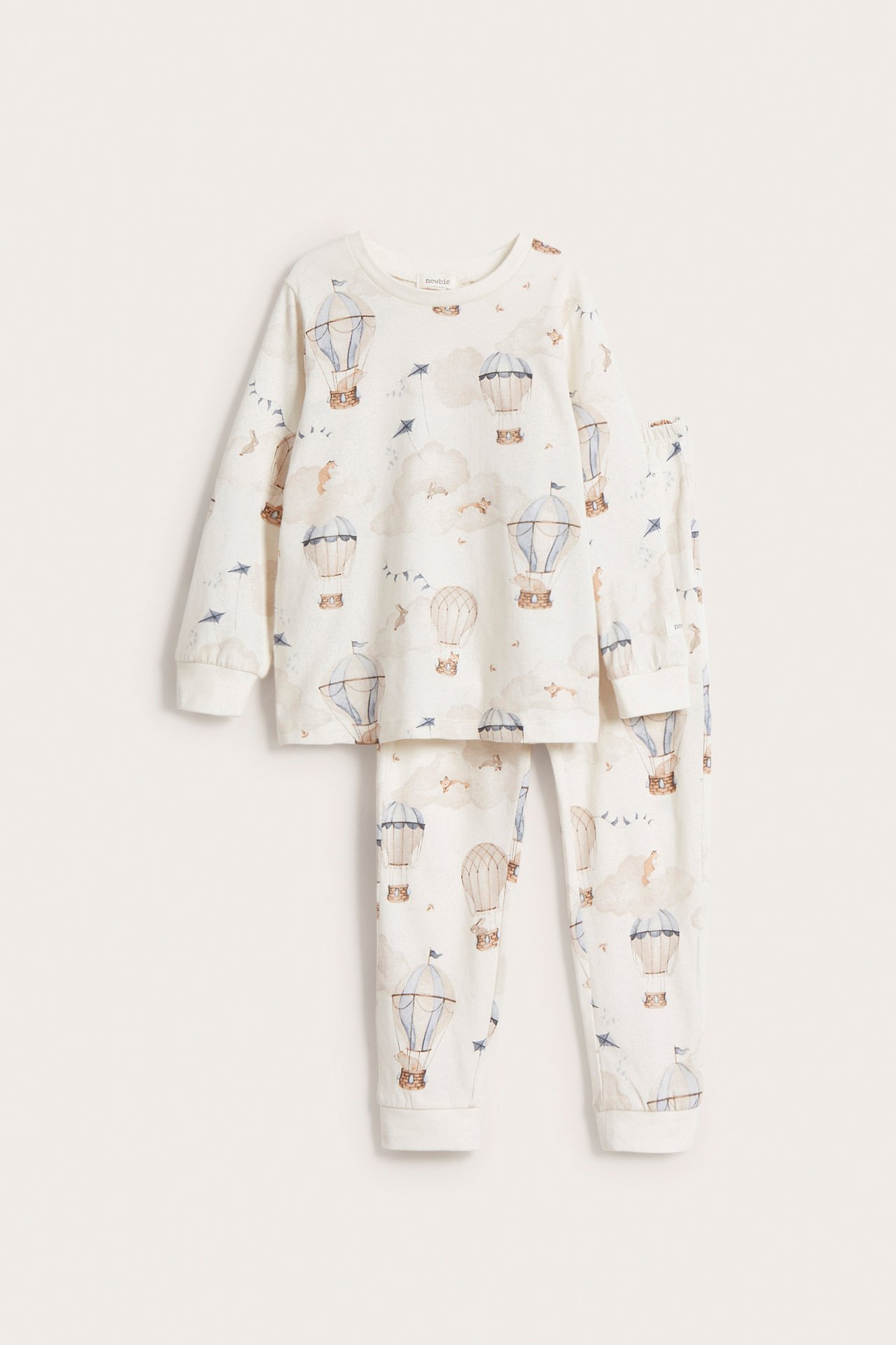Frontvisning: Offwhite todelt baby-pyjamas i bomull med dyre- og luftballongmønster.