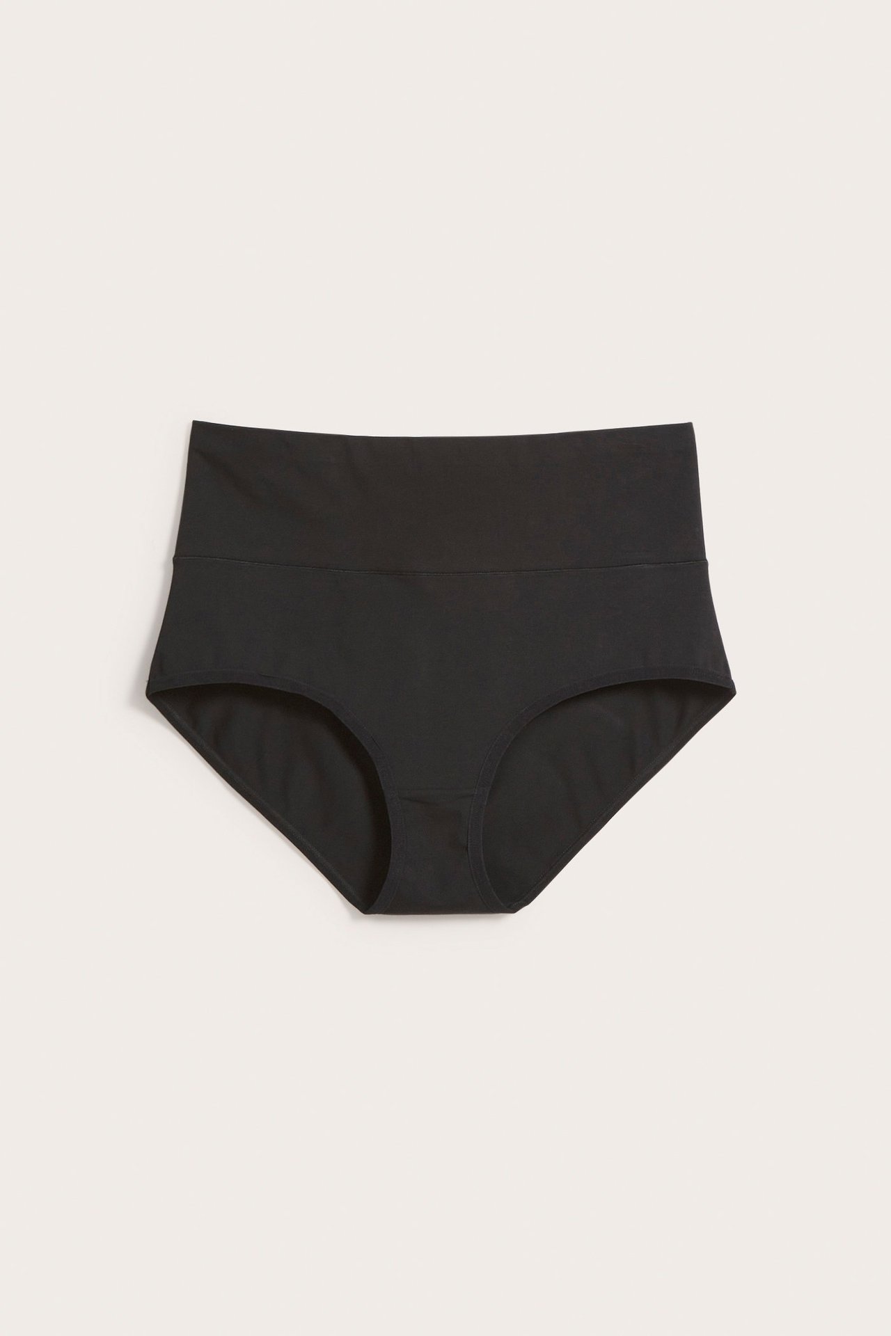 Widok z przodu czarnych bawełnianych majtek typu hipster z szerokim, wysokim pasem.