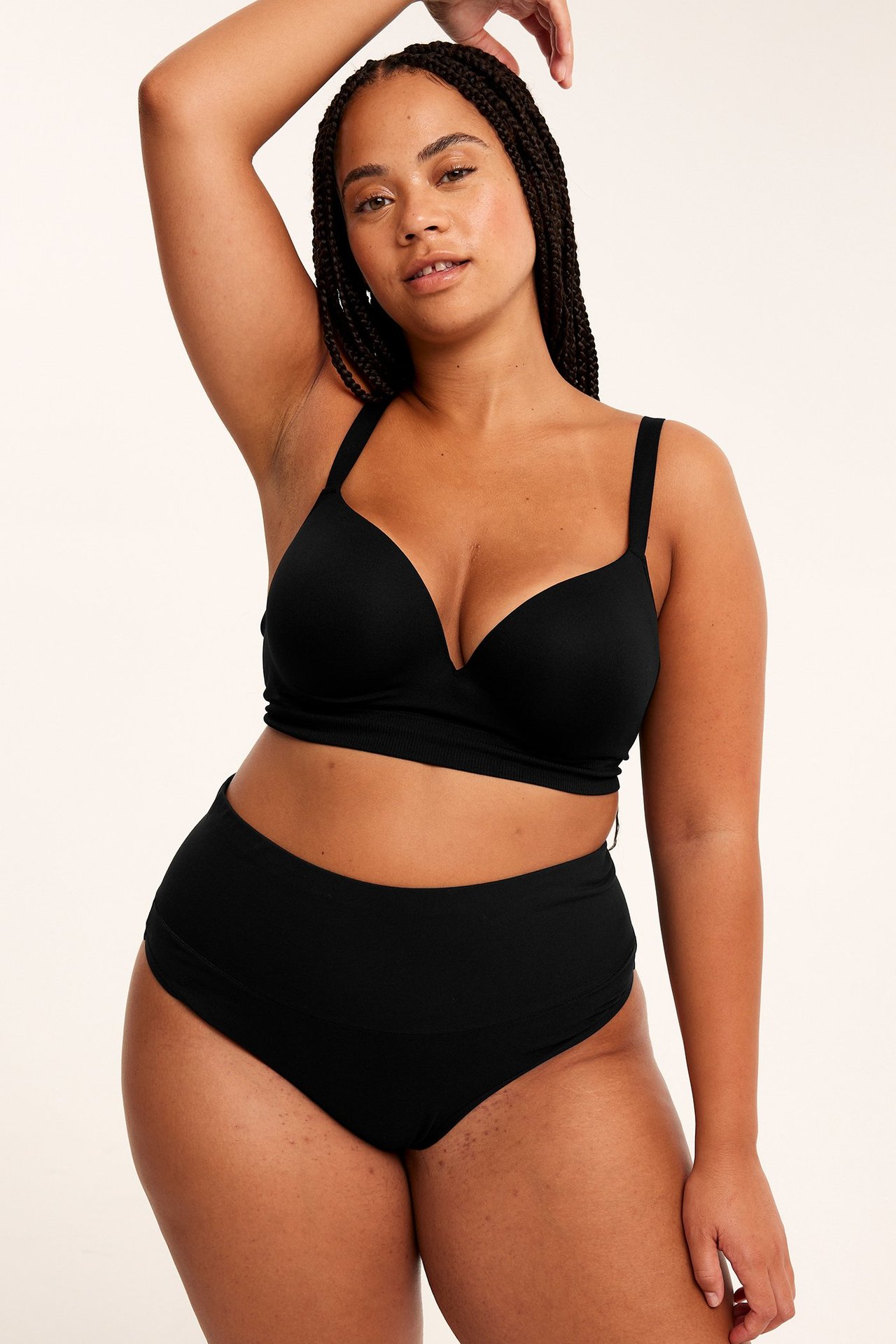 Frontbilde, kvinne i svart bomullsstringtruse med bred linning og matchende polstret BH.