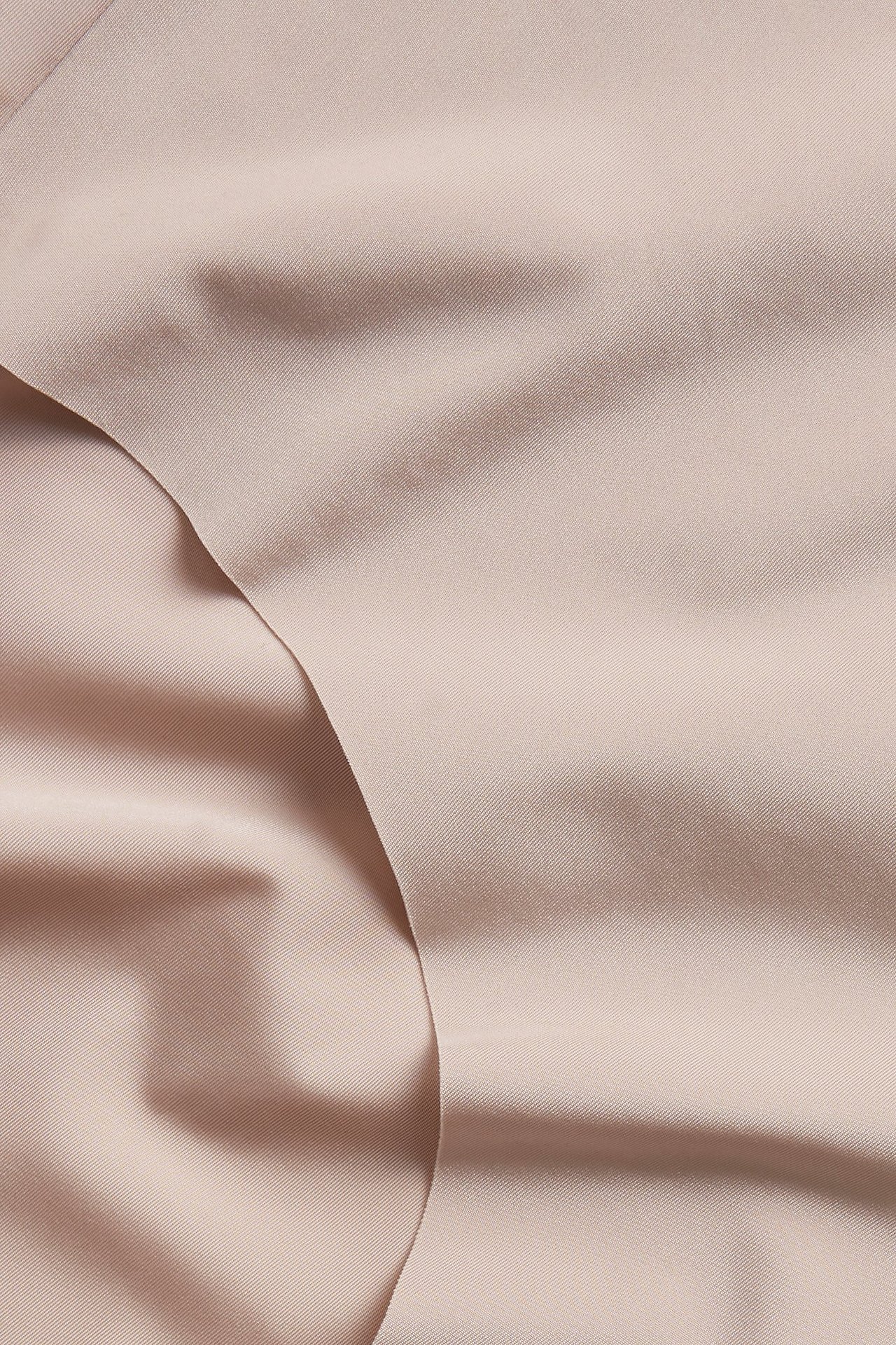 Zbliżenie różowych, jednolitych majtek typu hipster z mikrofibry z czystymi krawędziami.