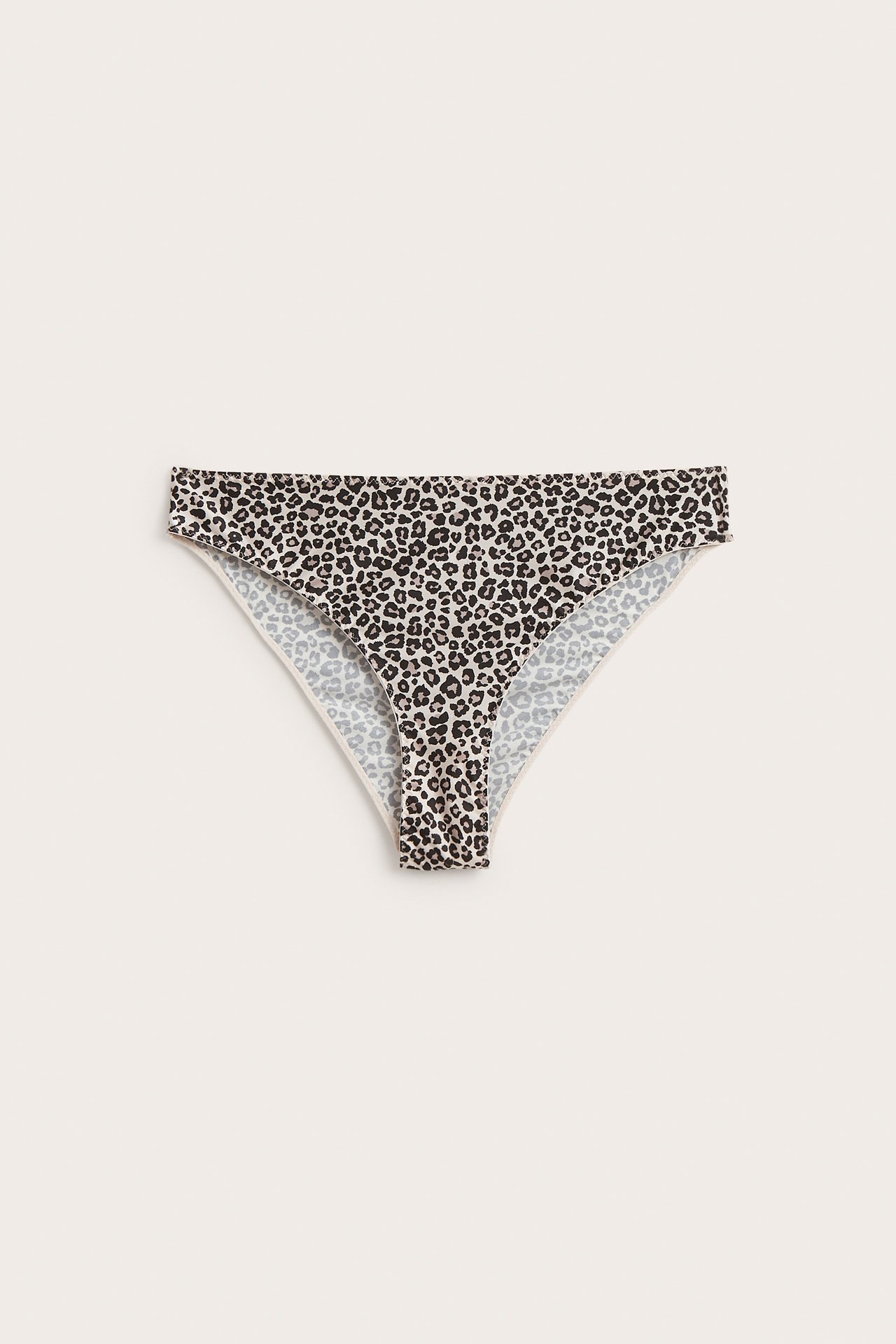 Frontvy av beiga stretchsatin Brazilian trosa med svart leopardmönster.