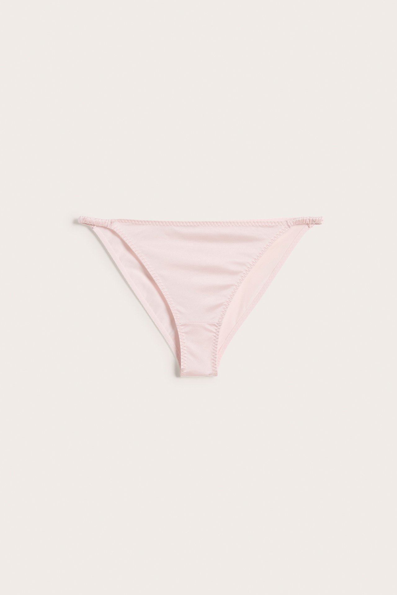 Forfra, rosa sateng brazilian-truse med smale rynkede sidebånd.