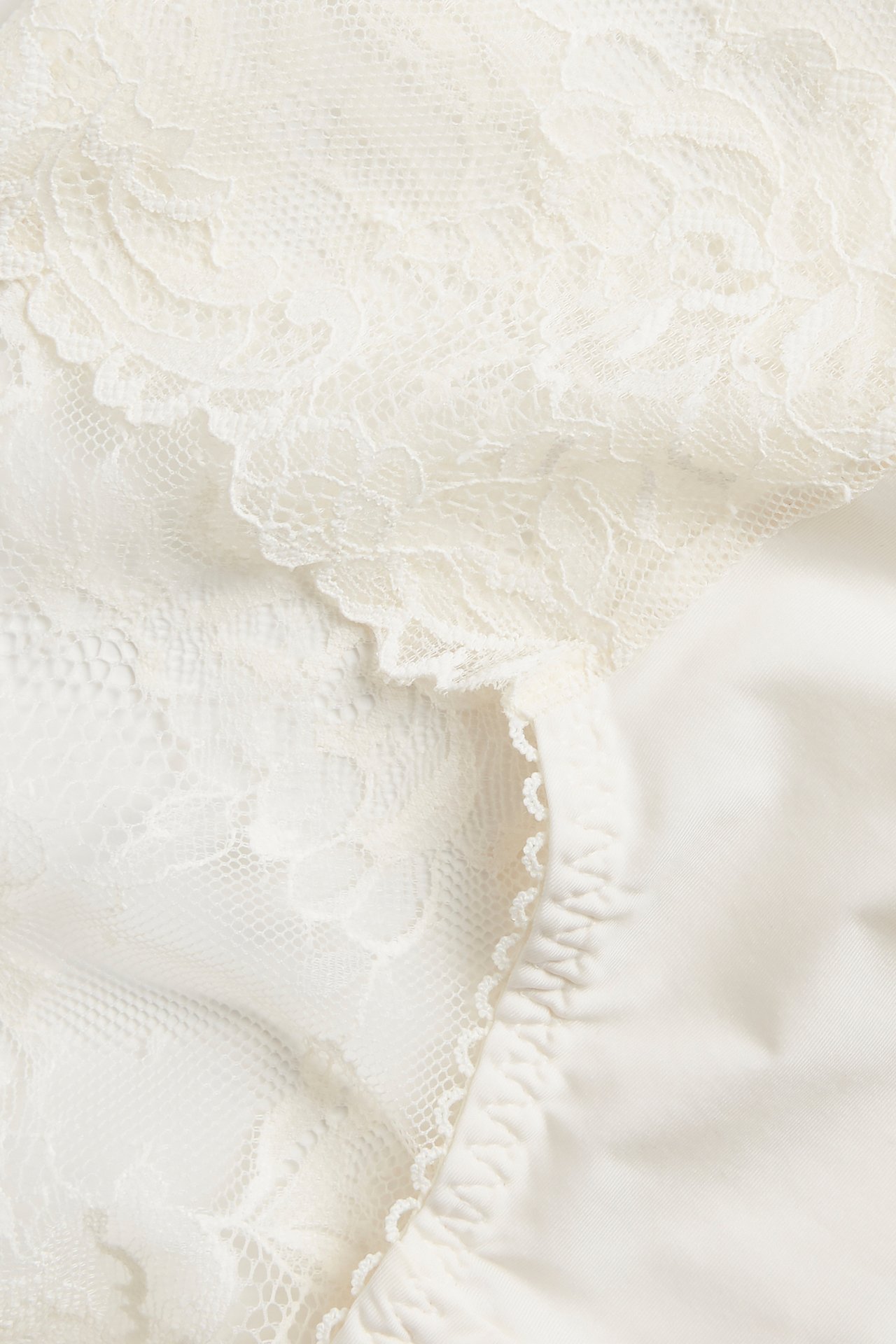 Nærbilde av offwhite blonde-briefs med et delikat blomstermønster.