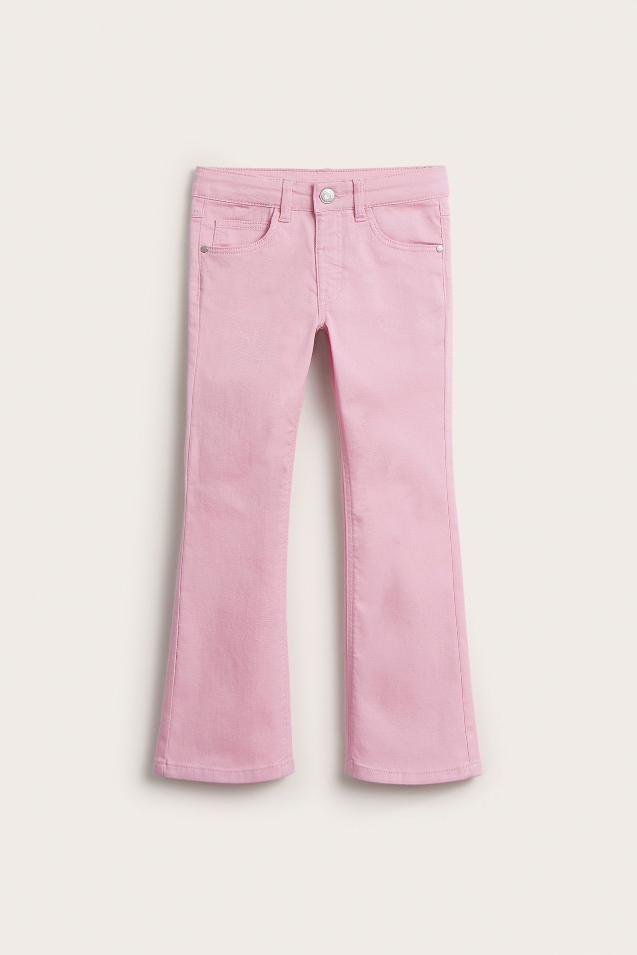 Frontvy av rosa bootcut-jeans för barn i stretchig twill med tryckknapp och fickor.