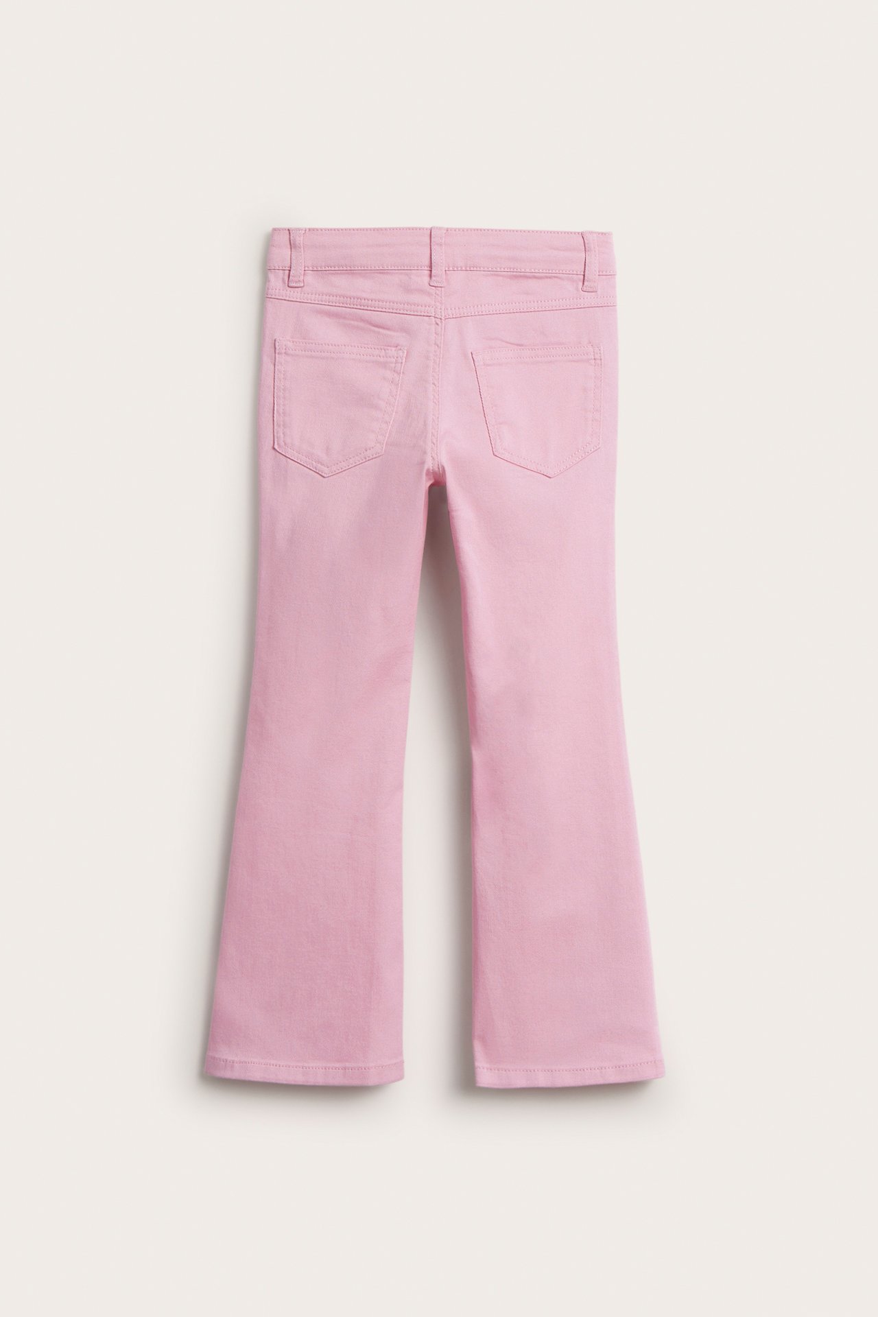 Bakifrån av rosa bootcut-jeans för barn i stretchig twill med tryckknapp och två bakfickor.