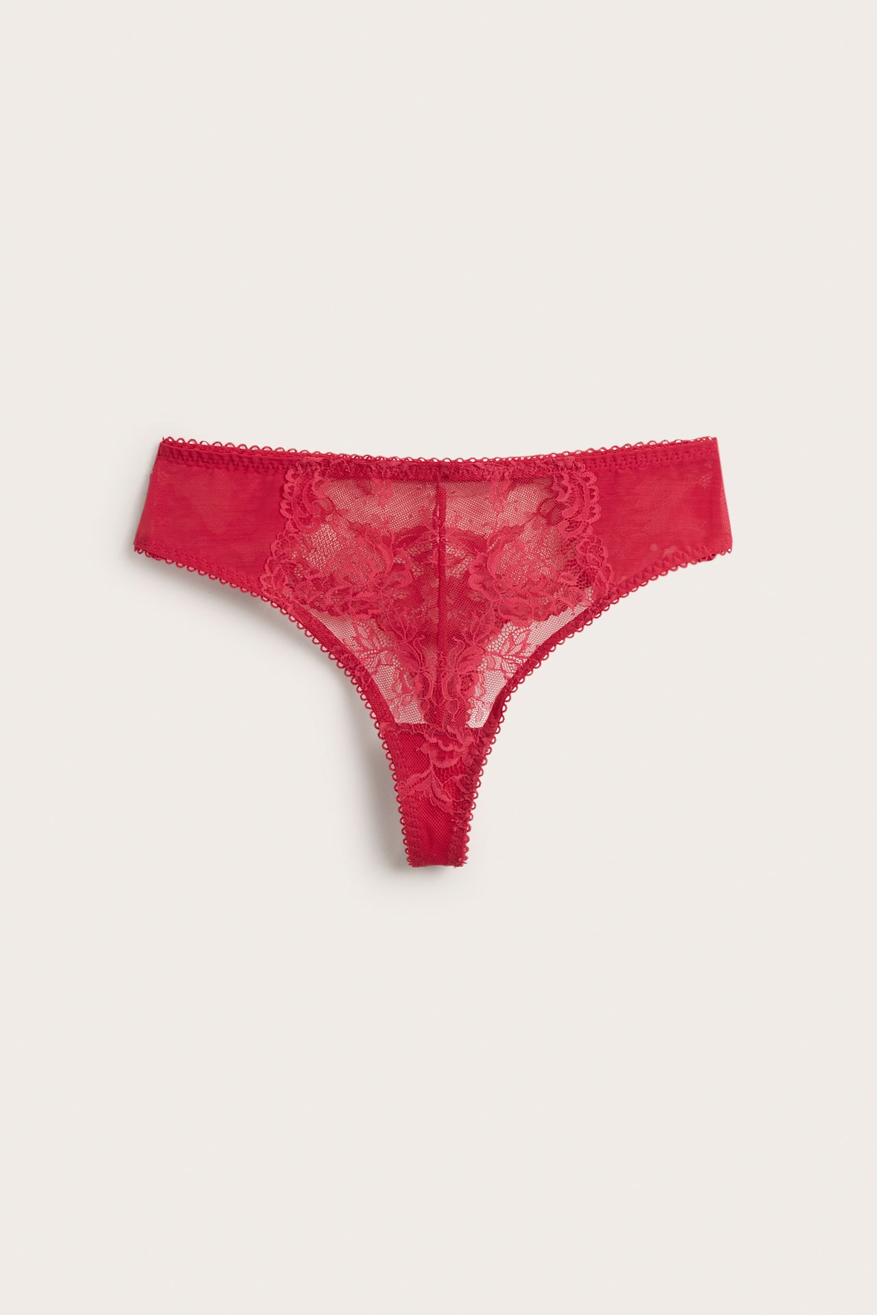 Forfra, rød blondestringtruse med delikate blomstrete blondedetaljer.