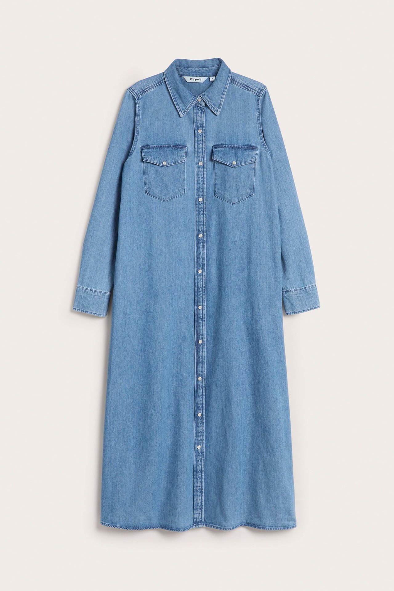 Frontvy av en lång ljusblå jeansskjortklänning med krage, knäppning fram och två bröstfickor.
