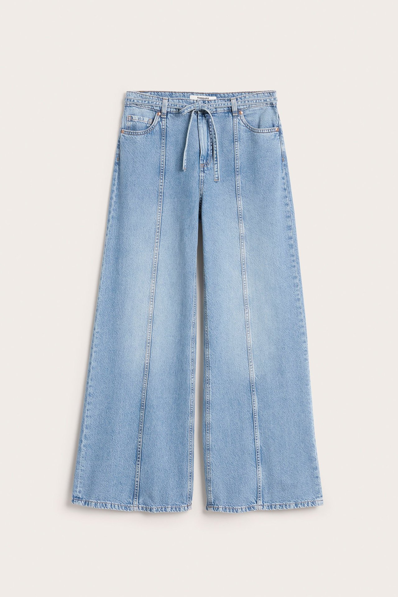 Frontvy av ljusblå vida jeans med hög midja, söm framtill och dragsko i midjan.