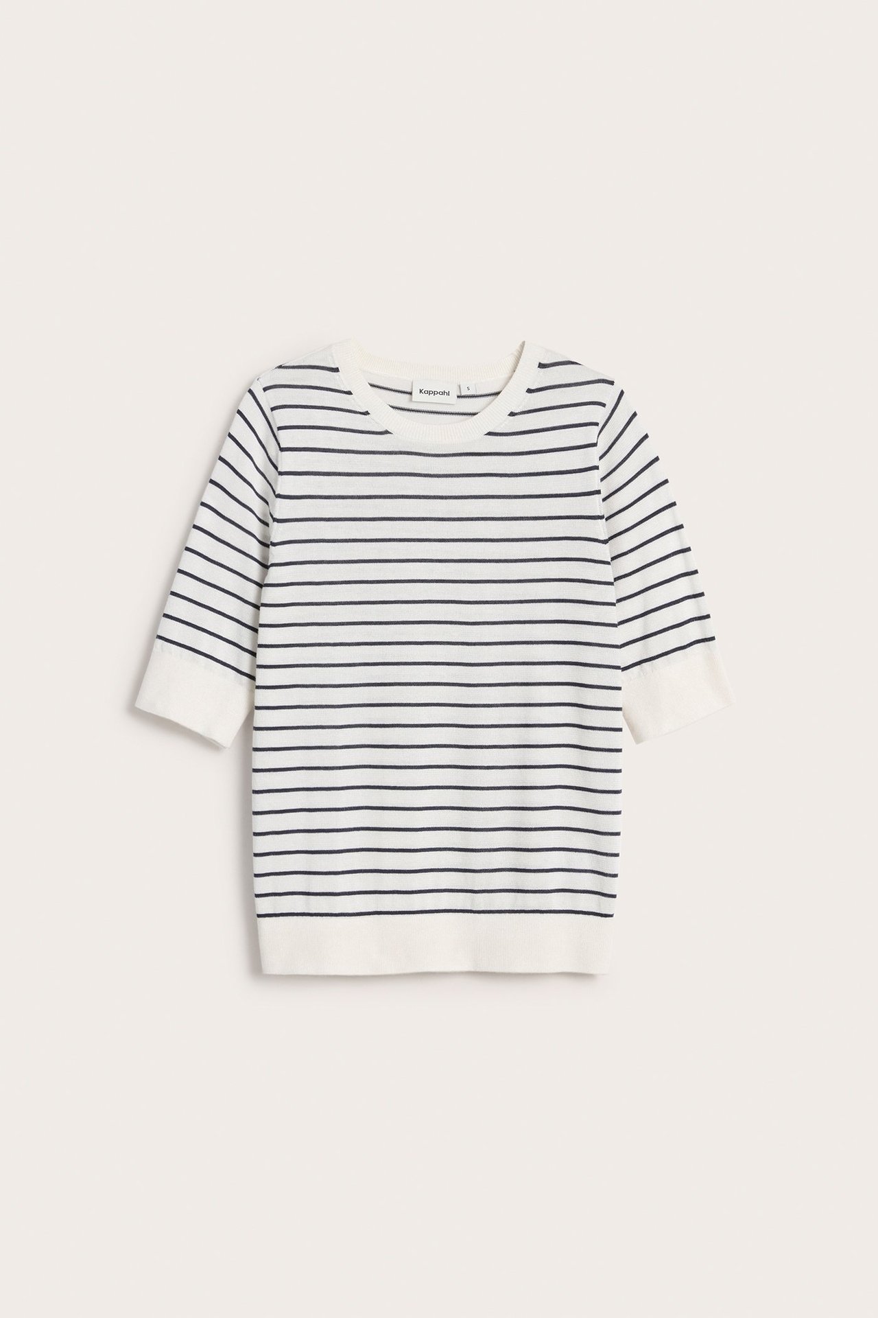 Edestä: valkoinen hienoneulottu raidallinen neulepusero lyhyillä hihoilla ja pyöreällä pääntiellä.