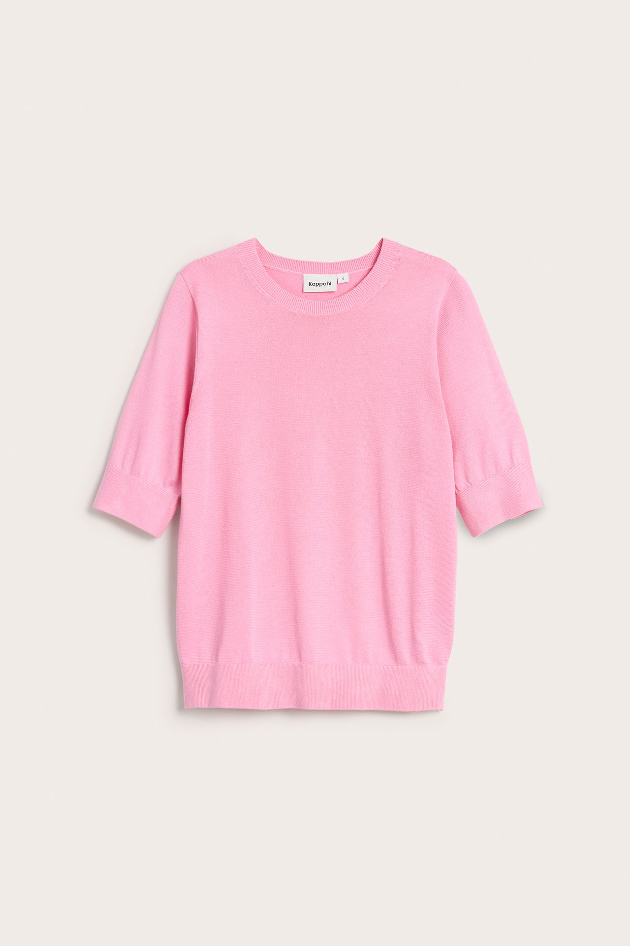 Framifrån, rosa finstickad kortärmad tröja med rund hals.