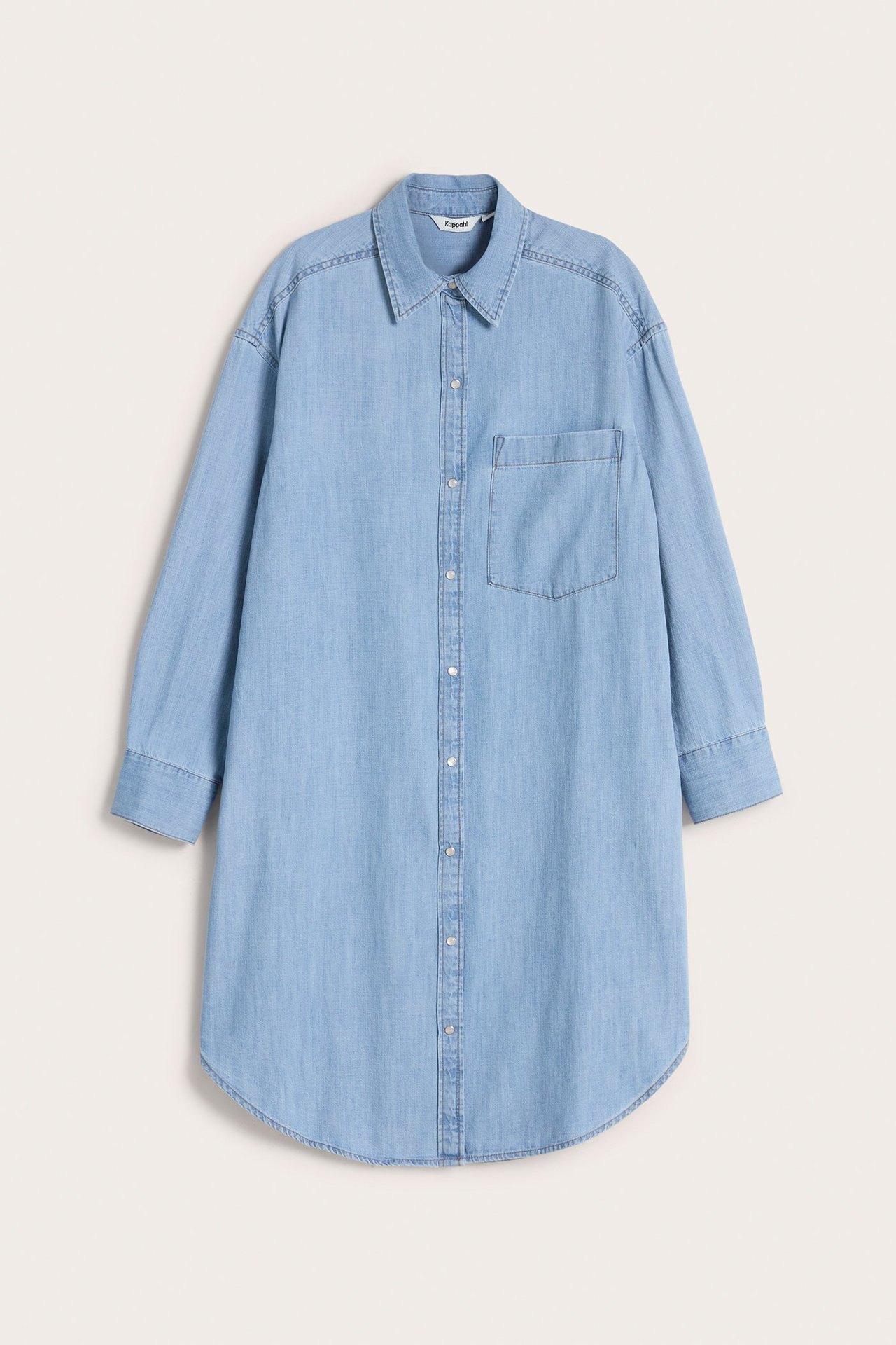 Widok z przodu jasnoniebieskiej dżinsowej sukienki koszulowej z kołnierzem, guzikami, długimi rękawami i kieszenią.
