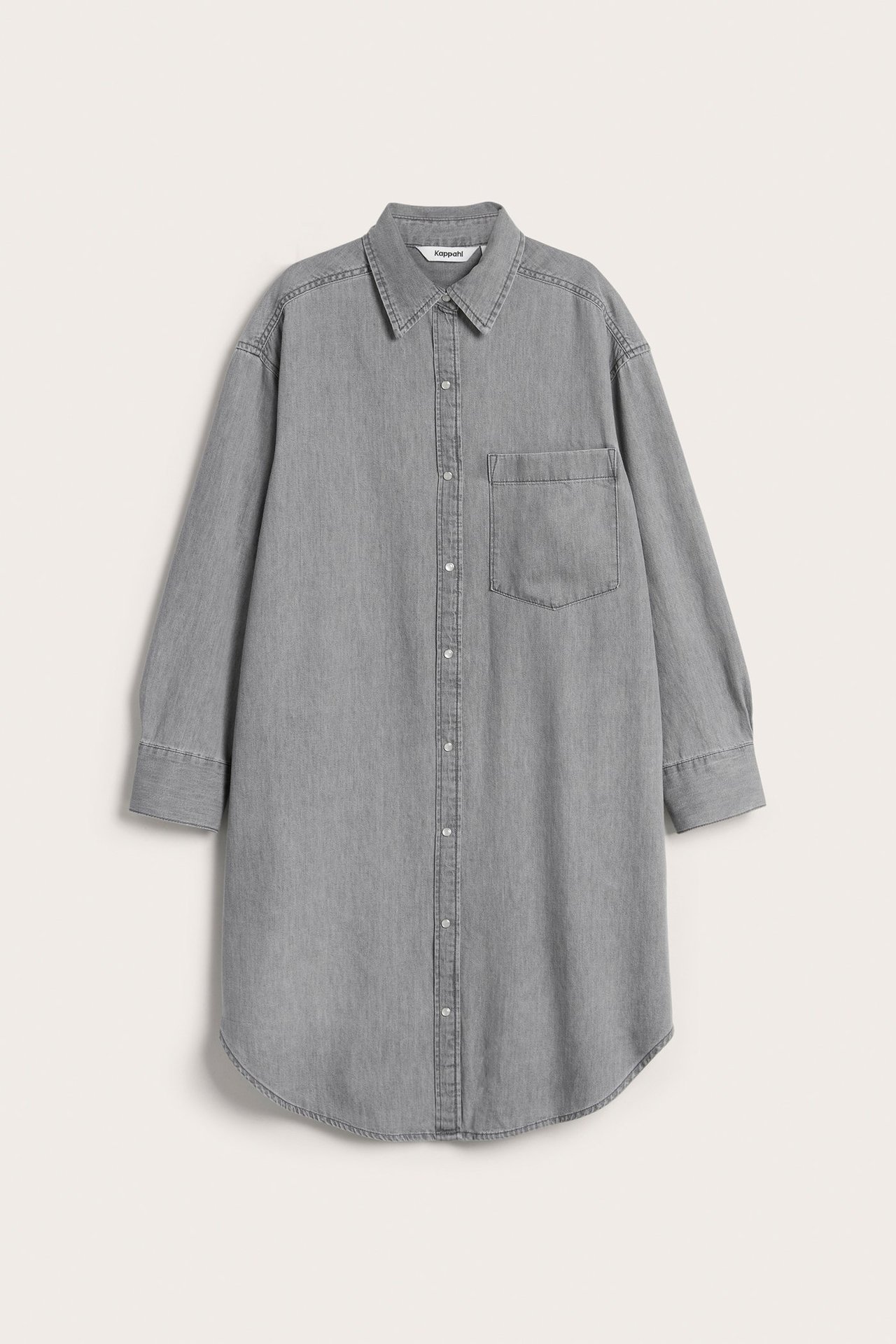 Framifrån: Lång grå denimskjortklänning med krage, knappar, långa ärmar och bröstficka.