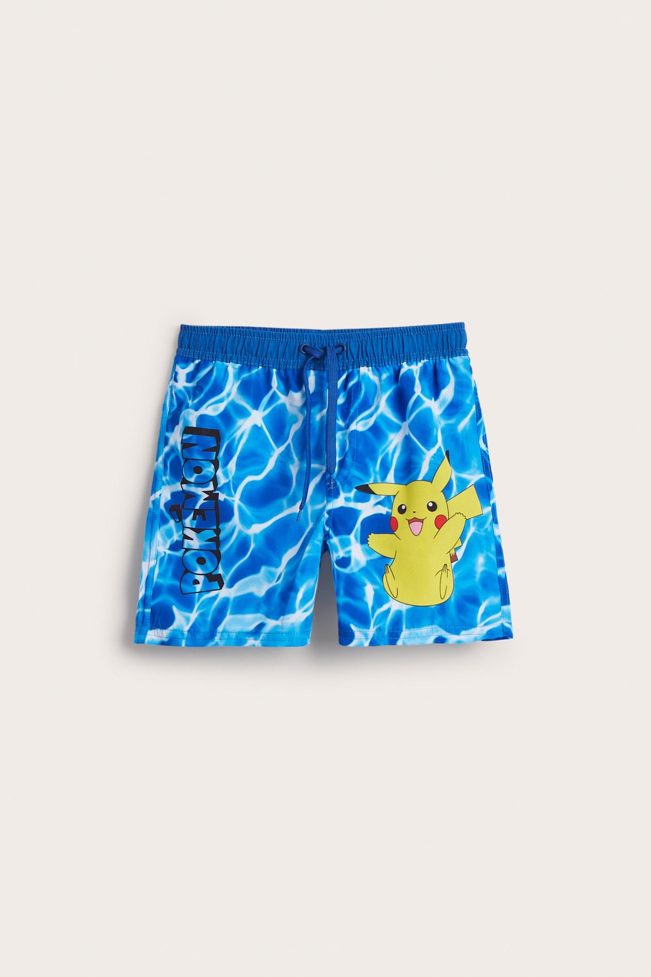 Frontvy av blåa badshorts i polyester för barn med vattenmönster, Pikachu och texten "POKÉMON".