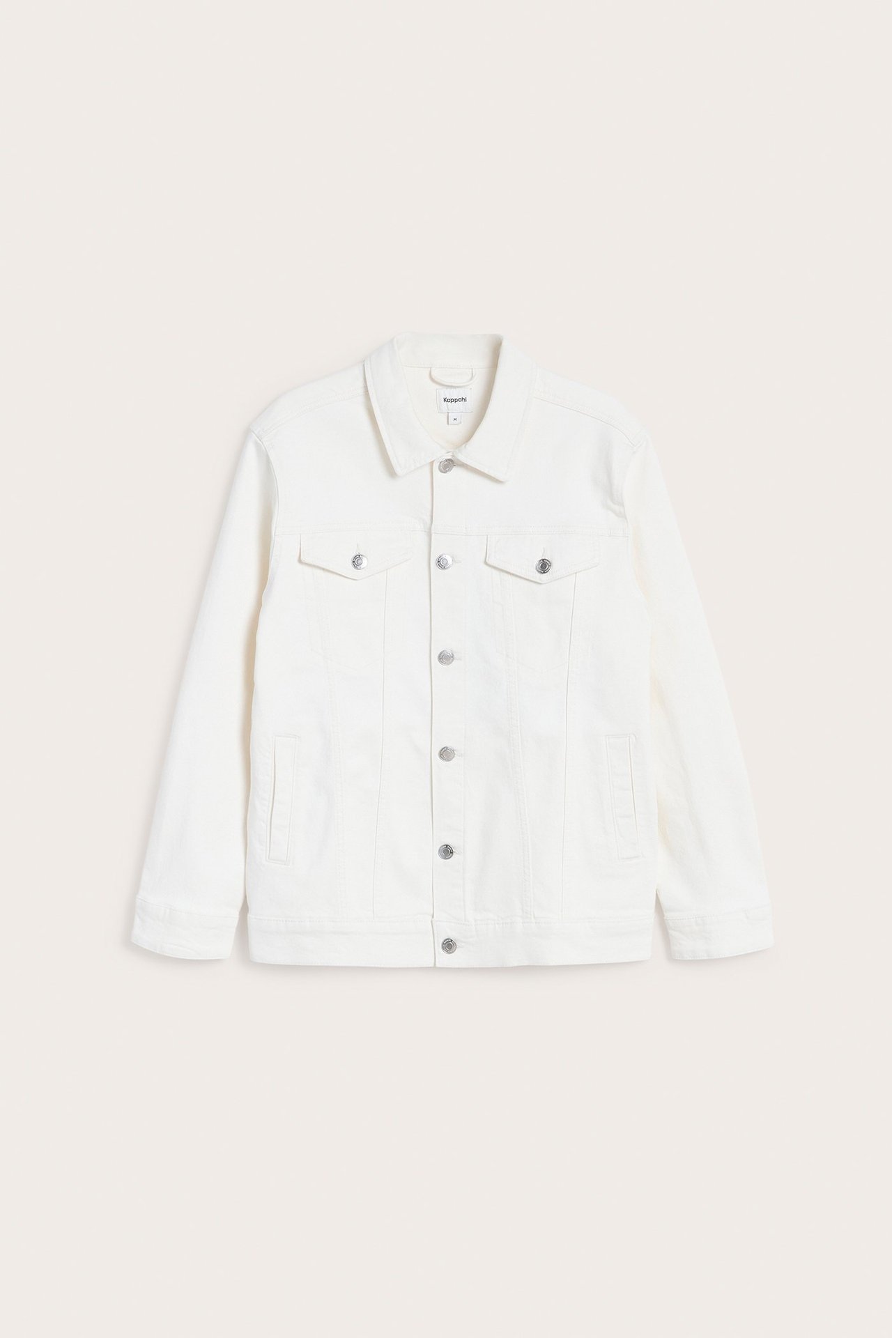 Edestä näkymä beigestä twillitakista, jossa on hopeanväriset napit ja rintataskut.