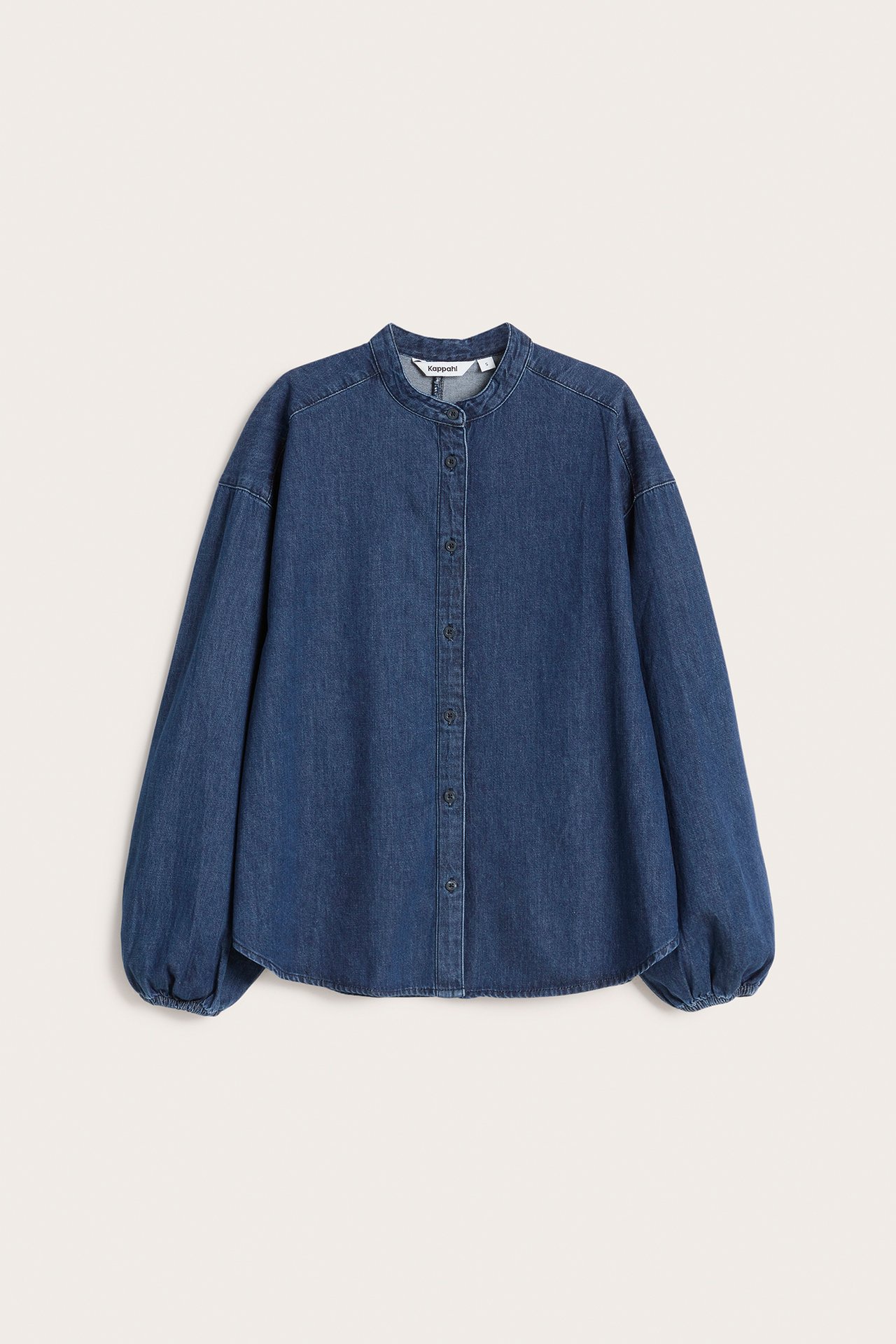 Frontvy av en mörk denimblus för dam med ståkrage, knappar fram och långa puffärmar.