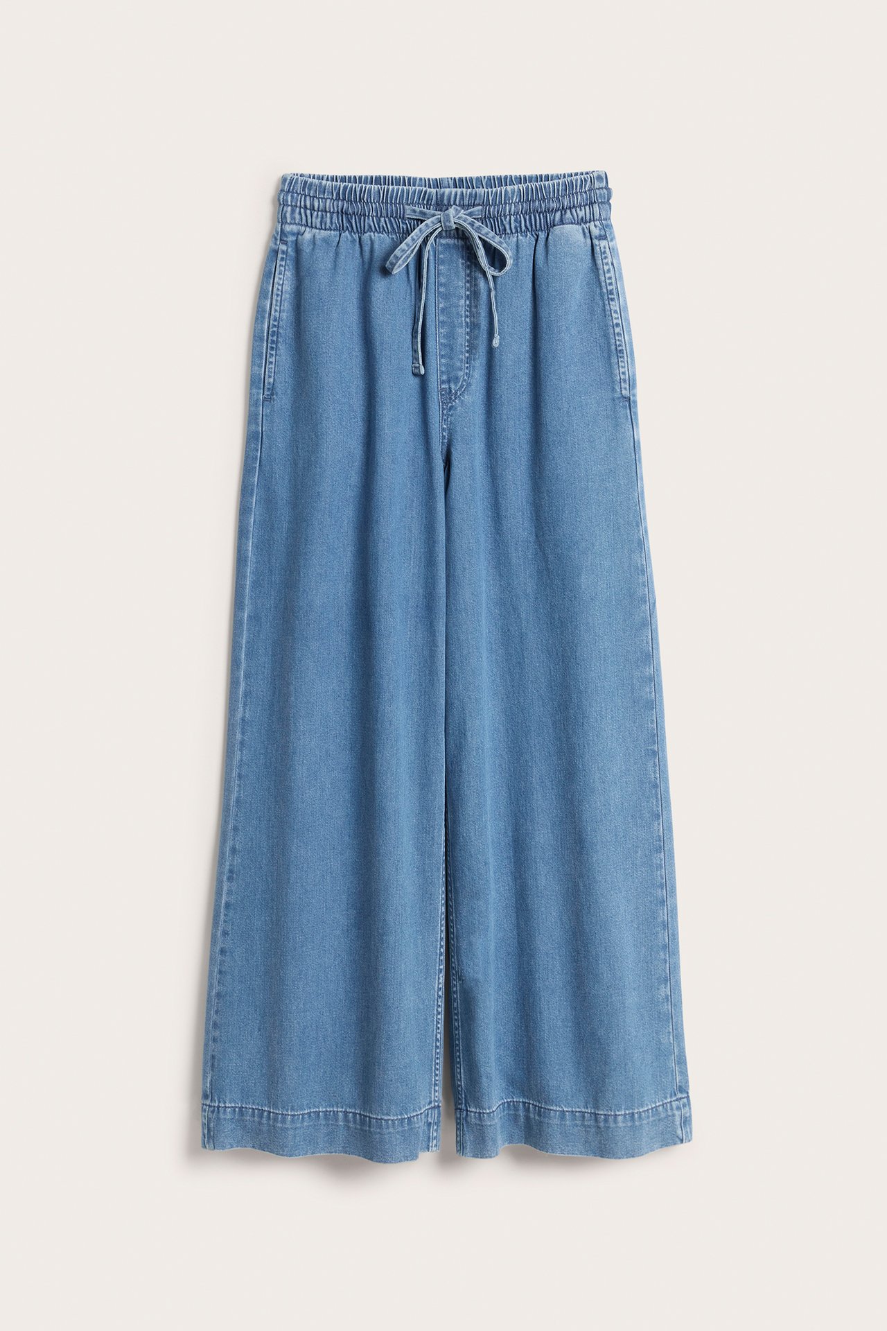 Forfra: Lyseblå vide pull-on jeans med høyt liv og elastisk midje med snøring.