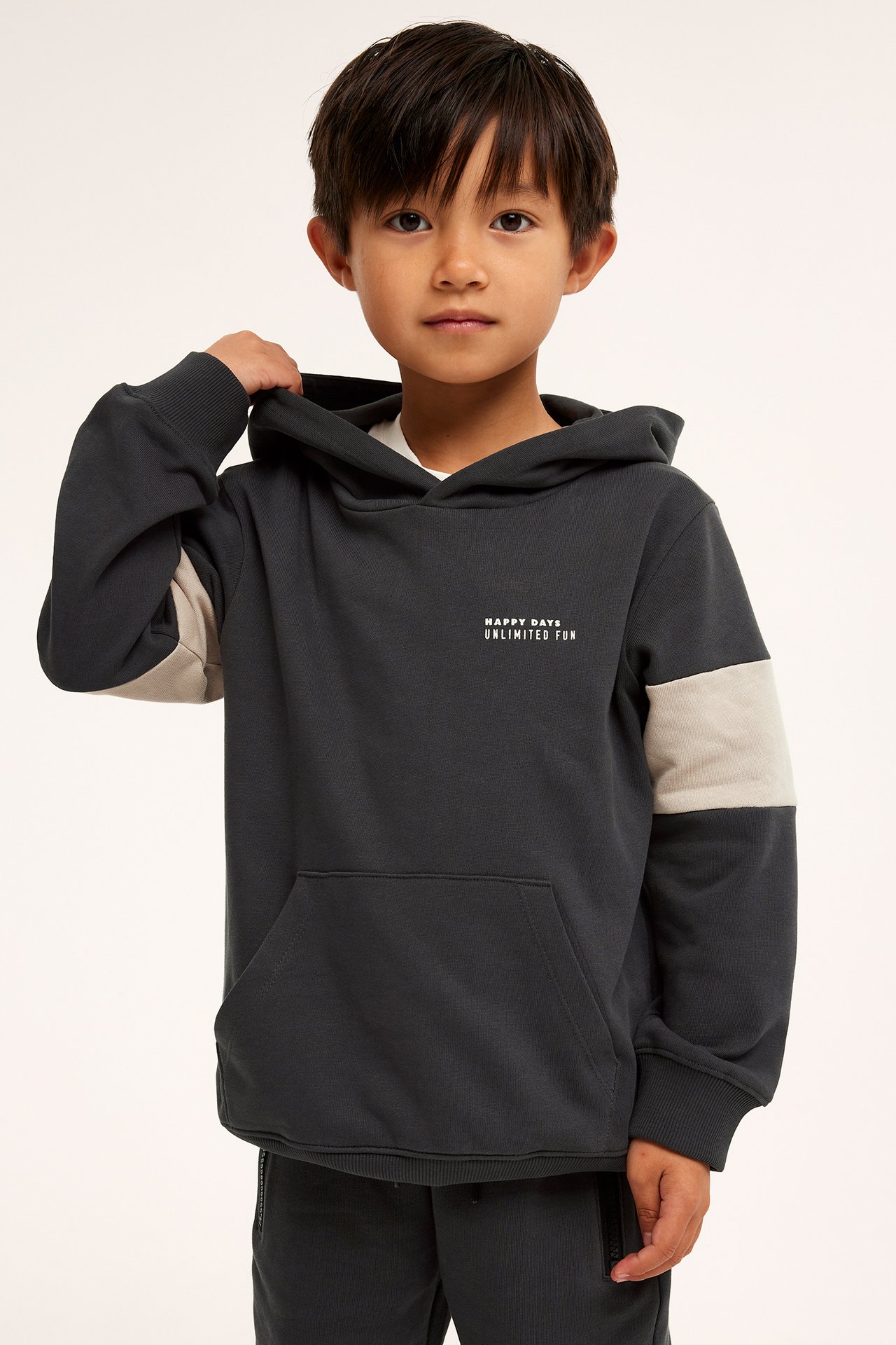 Blockfärgad hoodie - Svart - 1