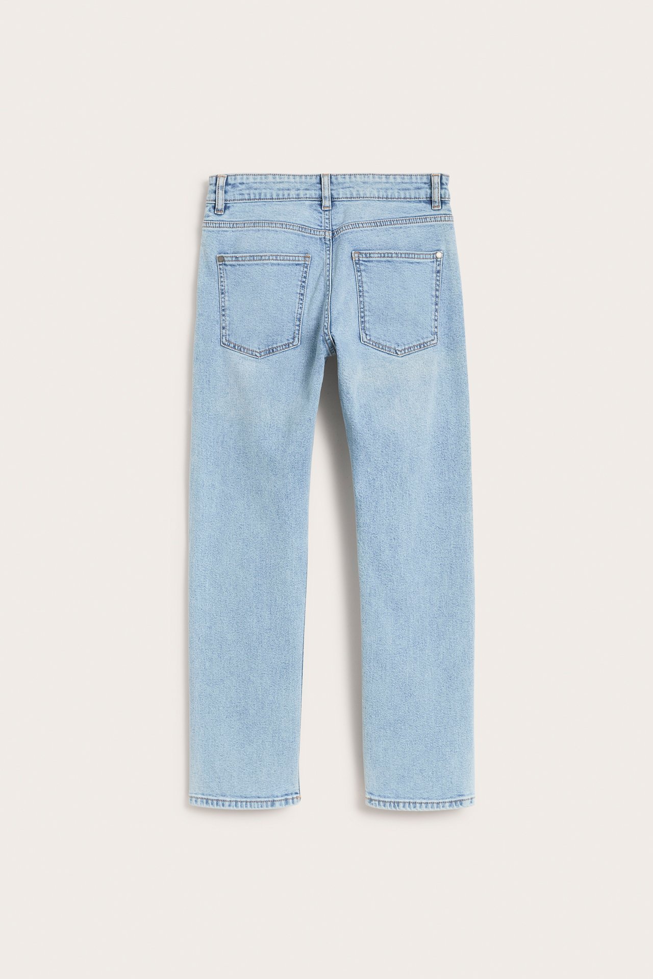 Bakifrån av ljusblå raka mid-waist jeans med synliga bakfickor.