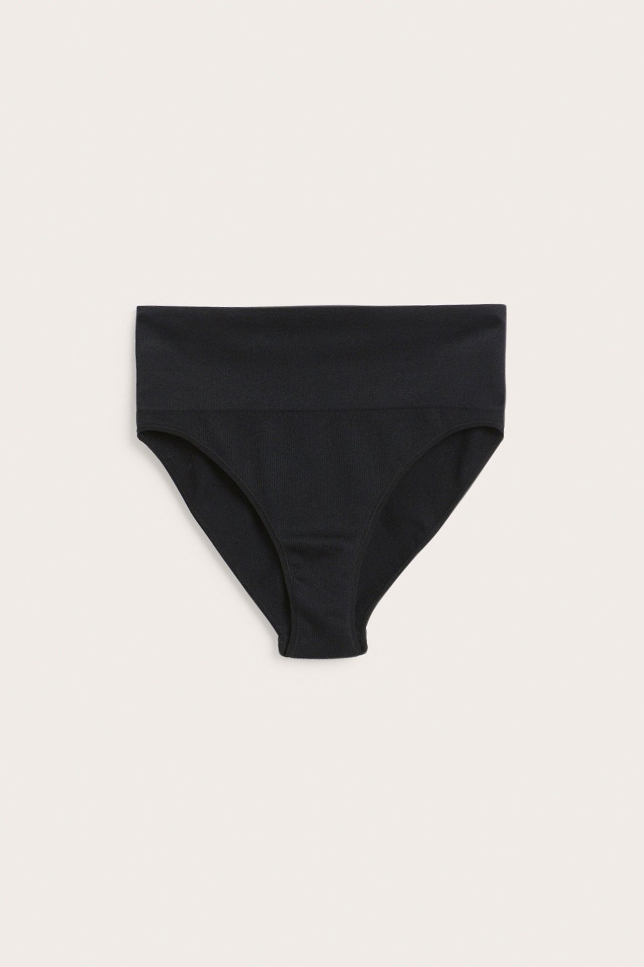 Forfra, svart ribbet sømløs brazilian-truse med høy midje.