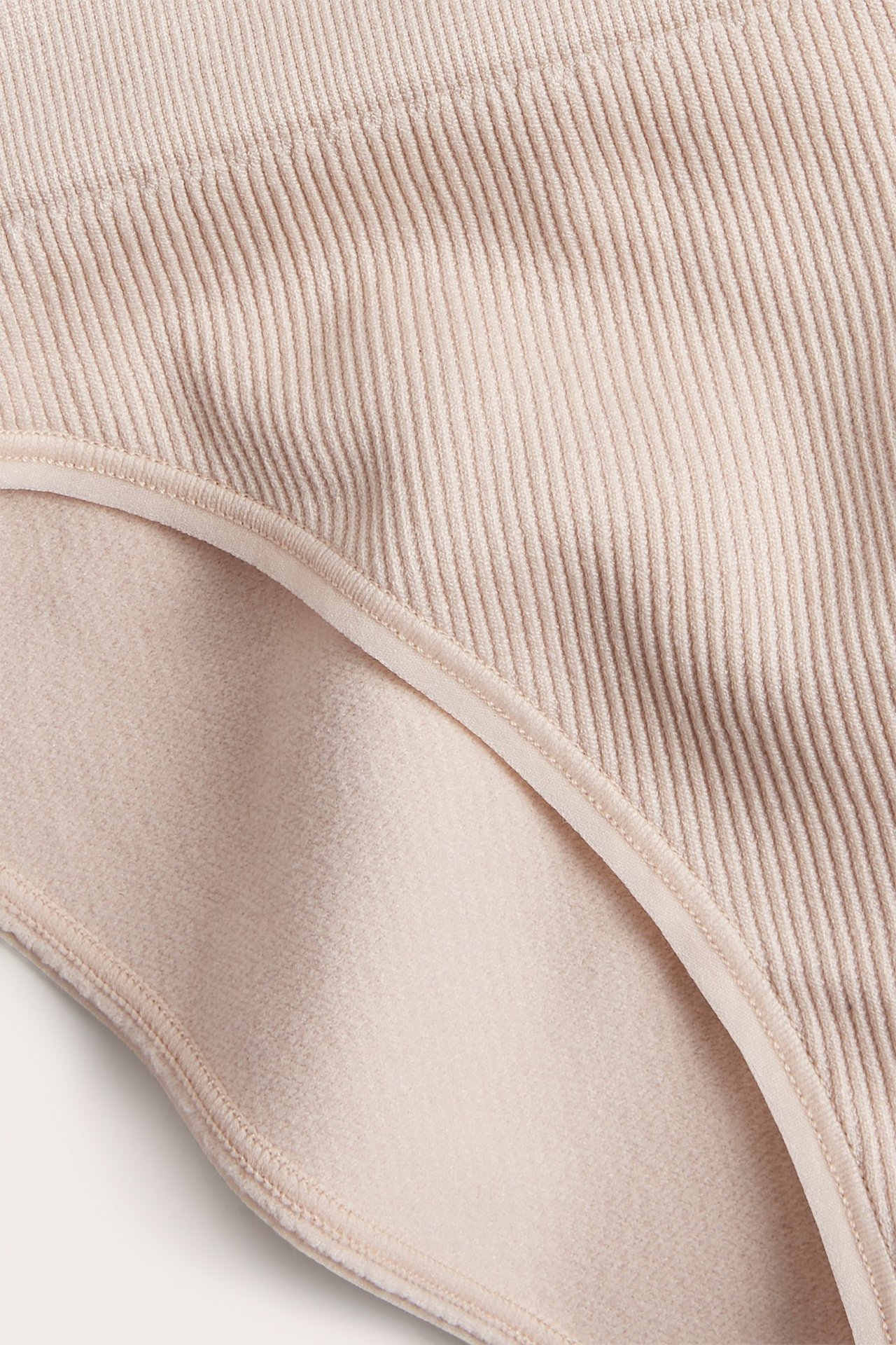 Zbliżenie jasnoróżowych prążkowanych bezszwowych fig brazilian z gładką podszewką.