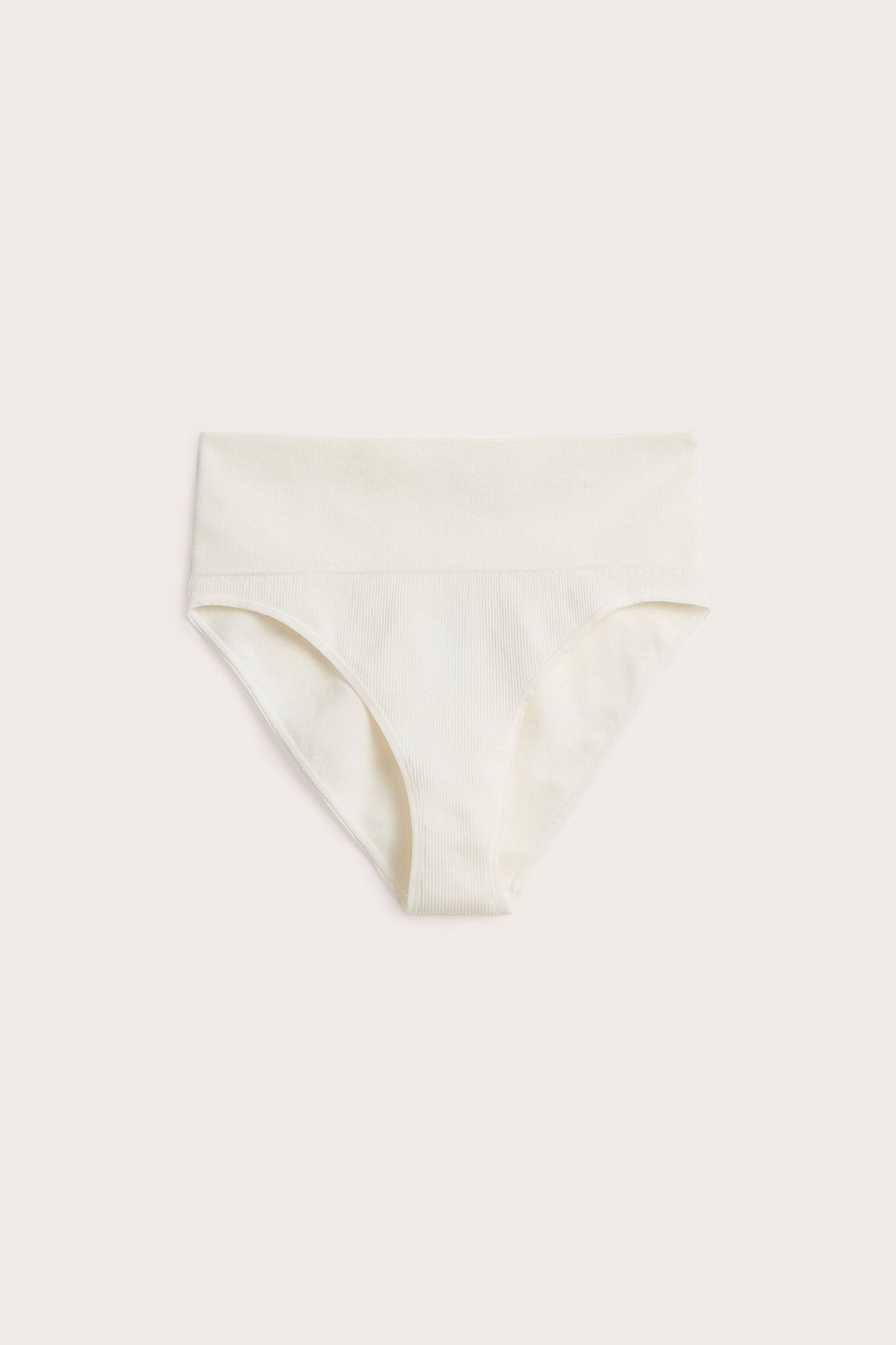 Forfra, hvit ribbet sømløs brazilian-truse for dame.
