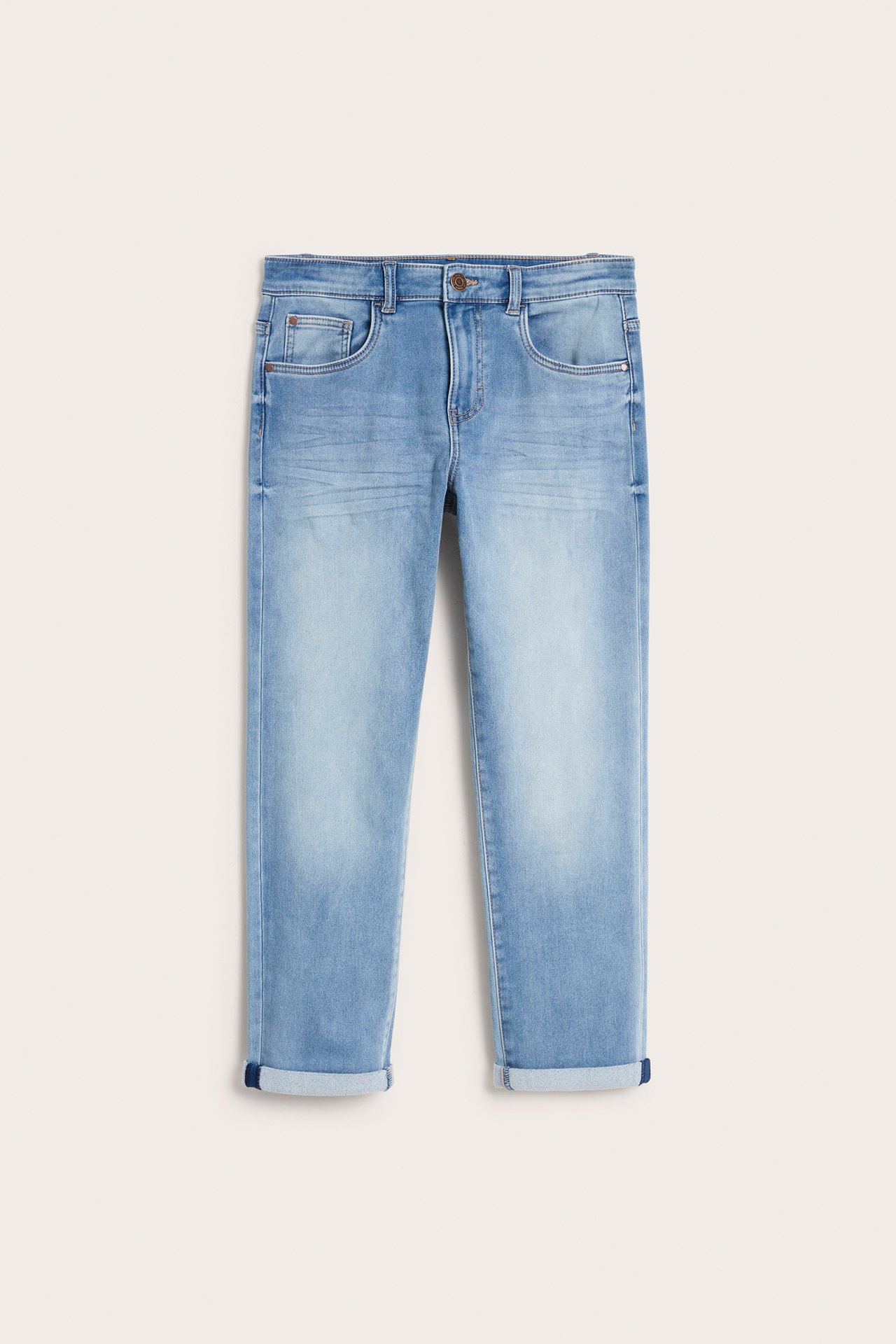 Widok z przodu: Dziecięce jasnoniebieskie jeansy jogger denim o luźnym kroju z podwiniętymi nogawkami.