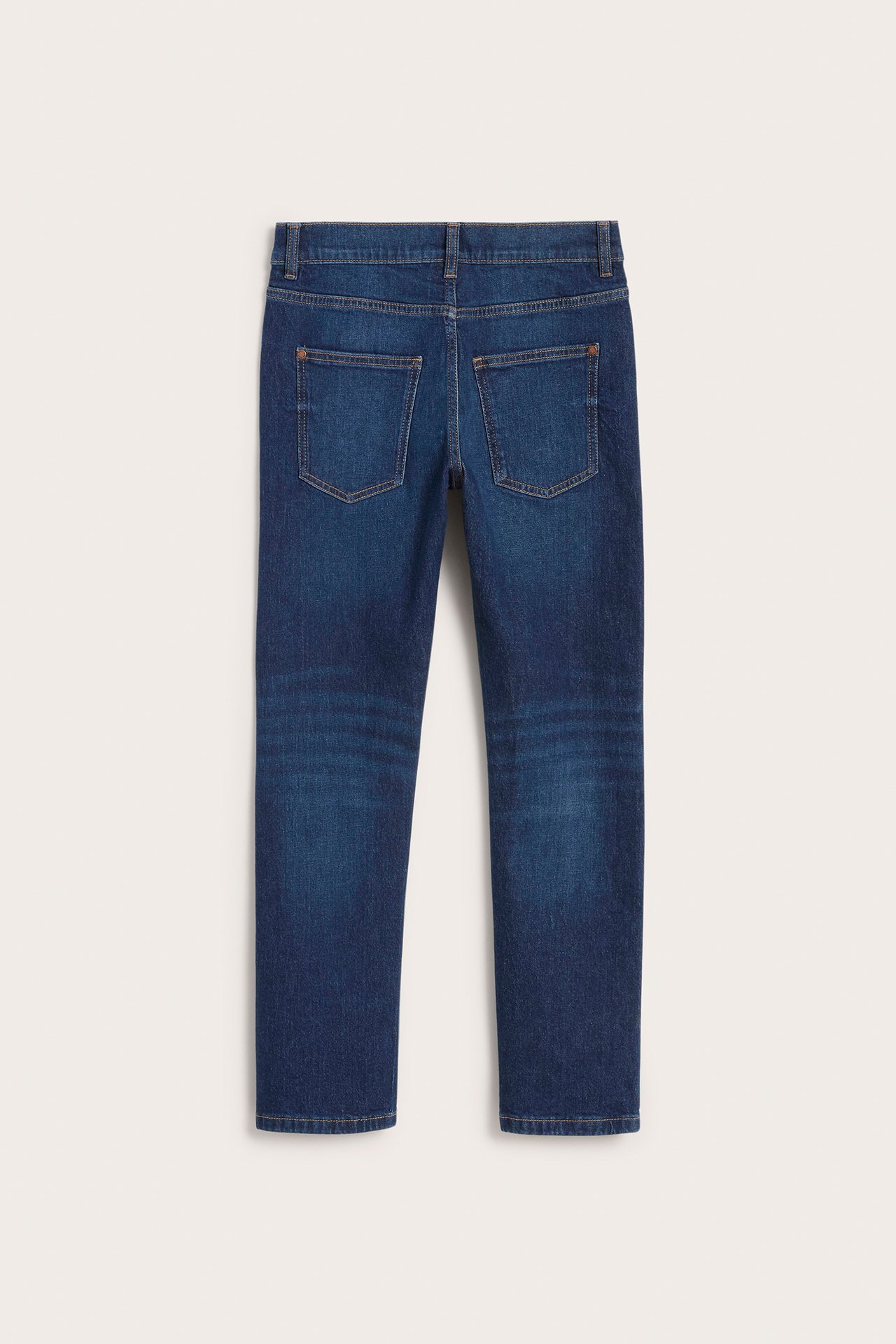 Takaa tummansiniset slim-fit farkut denimistä, joissa kaksi takataskua ja vyölenkit.