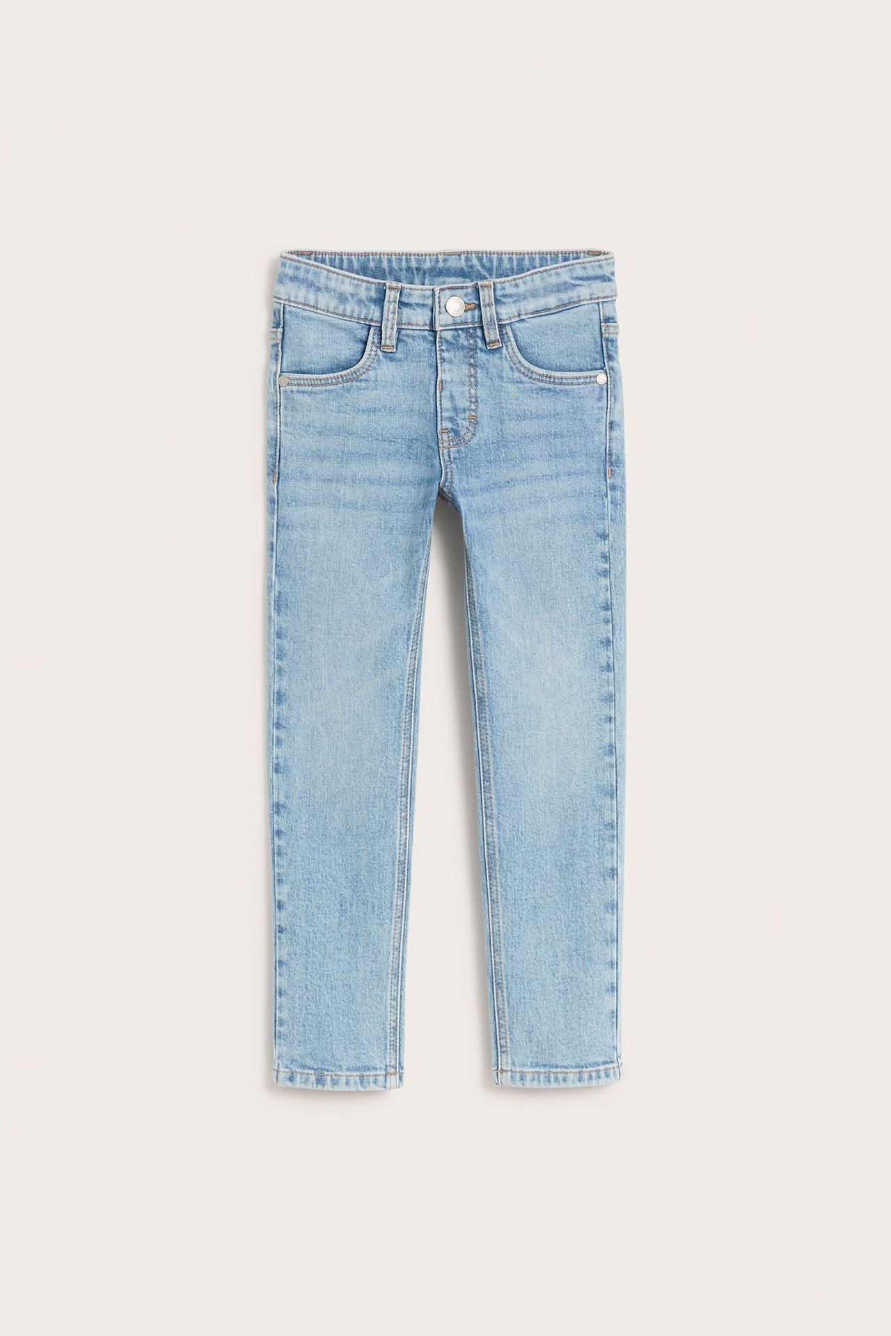 Frontvy av barnens ljusblåa slim fit denimjeans med tryckknapp och dragkedja.