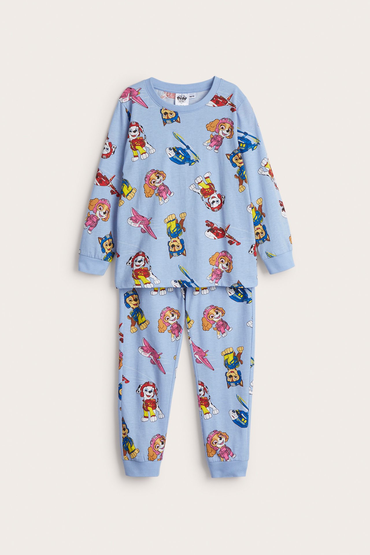 Frontvisning av en lyseblå Paw Patrol pyjamas for barn med lange ermer og mansjetter.