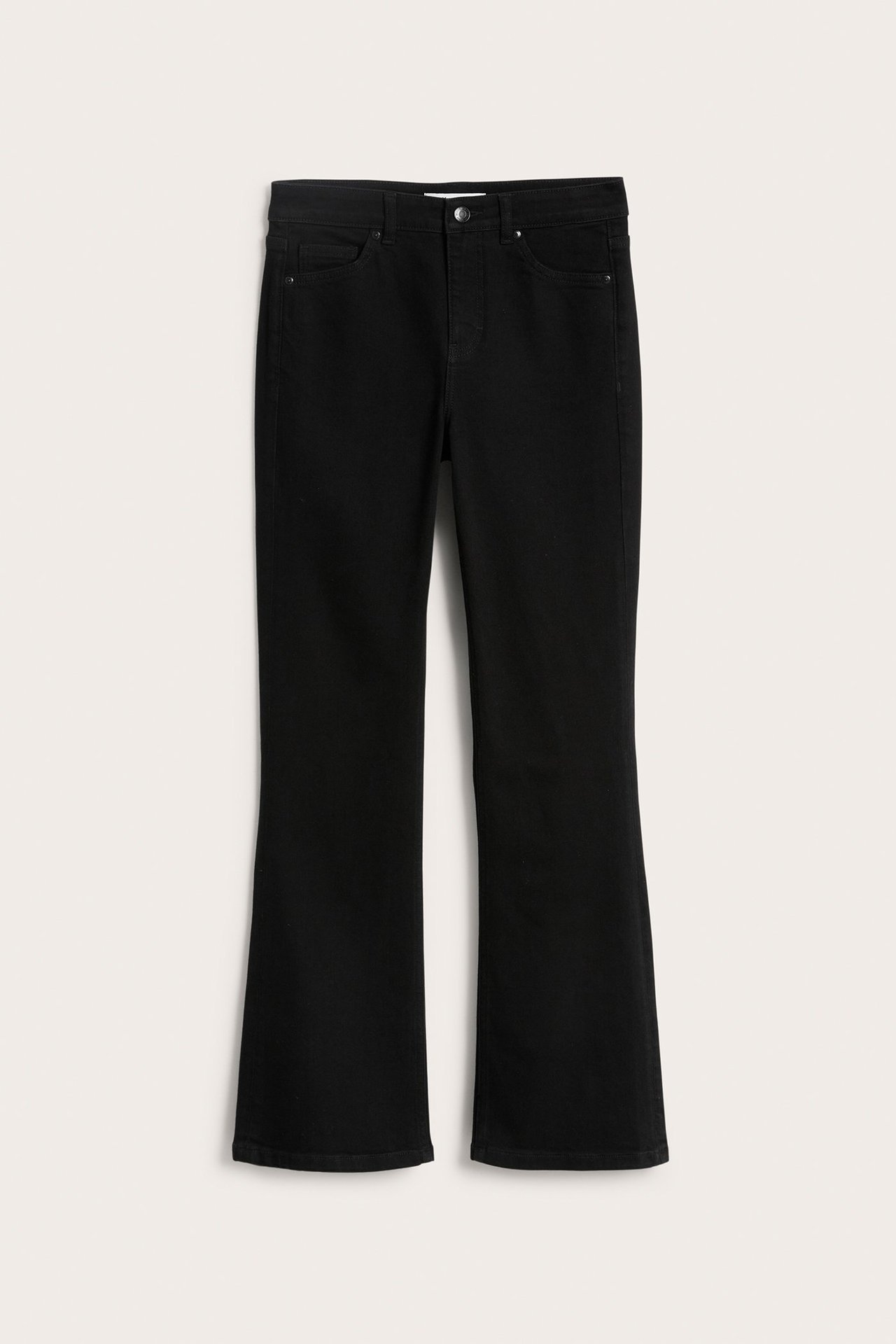 Frontvy av svarta flare jeans i denim med normalhög midja och knappstängning.