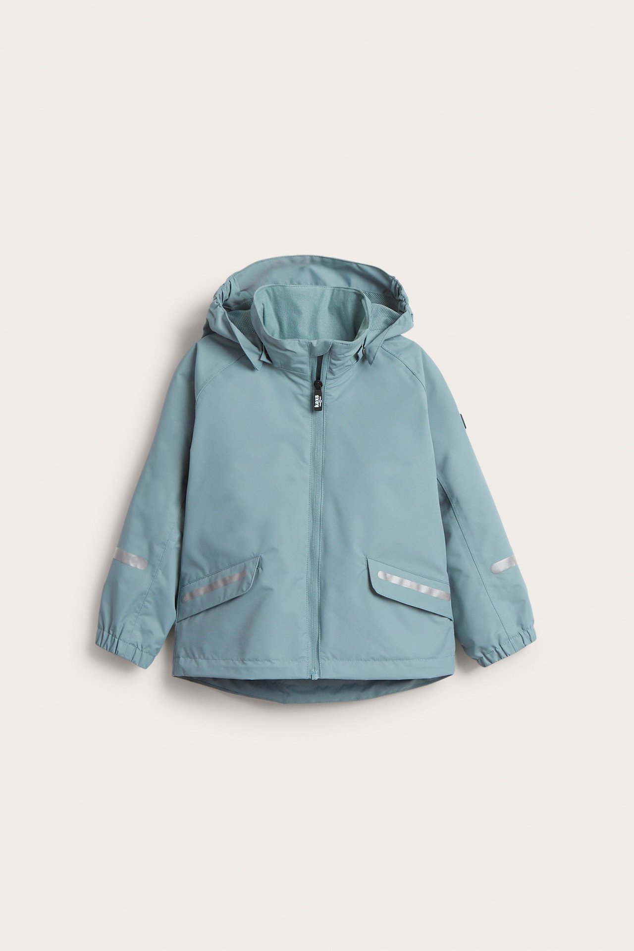Widok z przodu niebieskiej wodoodpornej kurtki dziecięcej z kapturem, zamkiem błyskawicznym i odblaskowymi detalami.