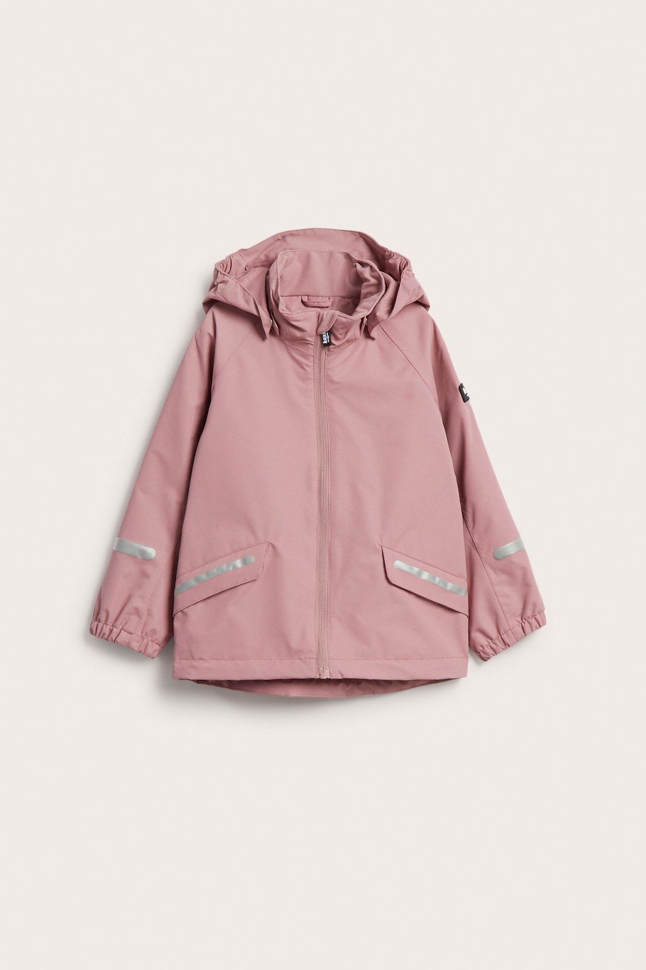 Edestä, vaaleanpunainen lasten vedenpitävä kuoritakki hupulla, vetoketjulla ja heijastinyksityiskohdilla.