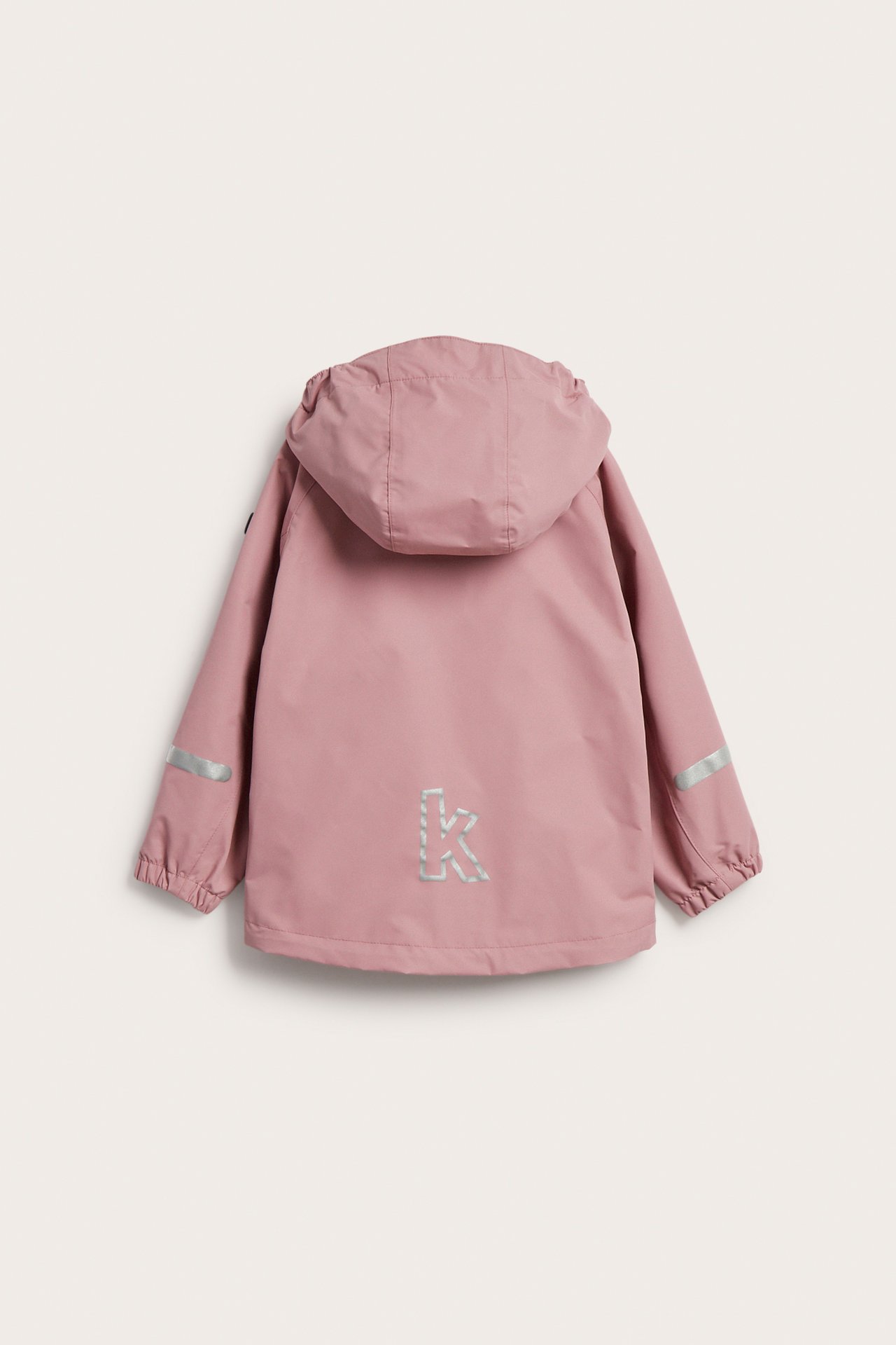 Barns rosa vattentät skaljacka, bakifrån, med huva, reflekterande K-logga och ärmränder.