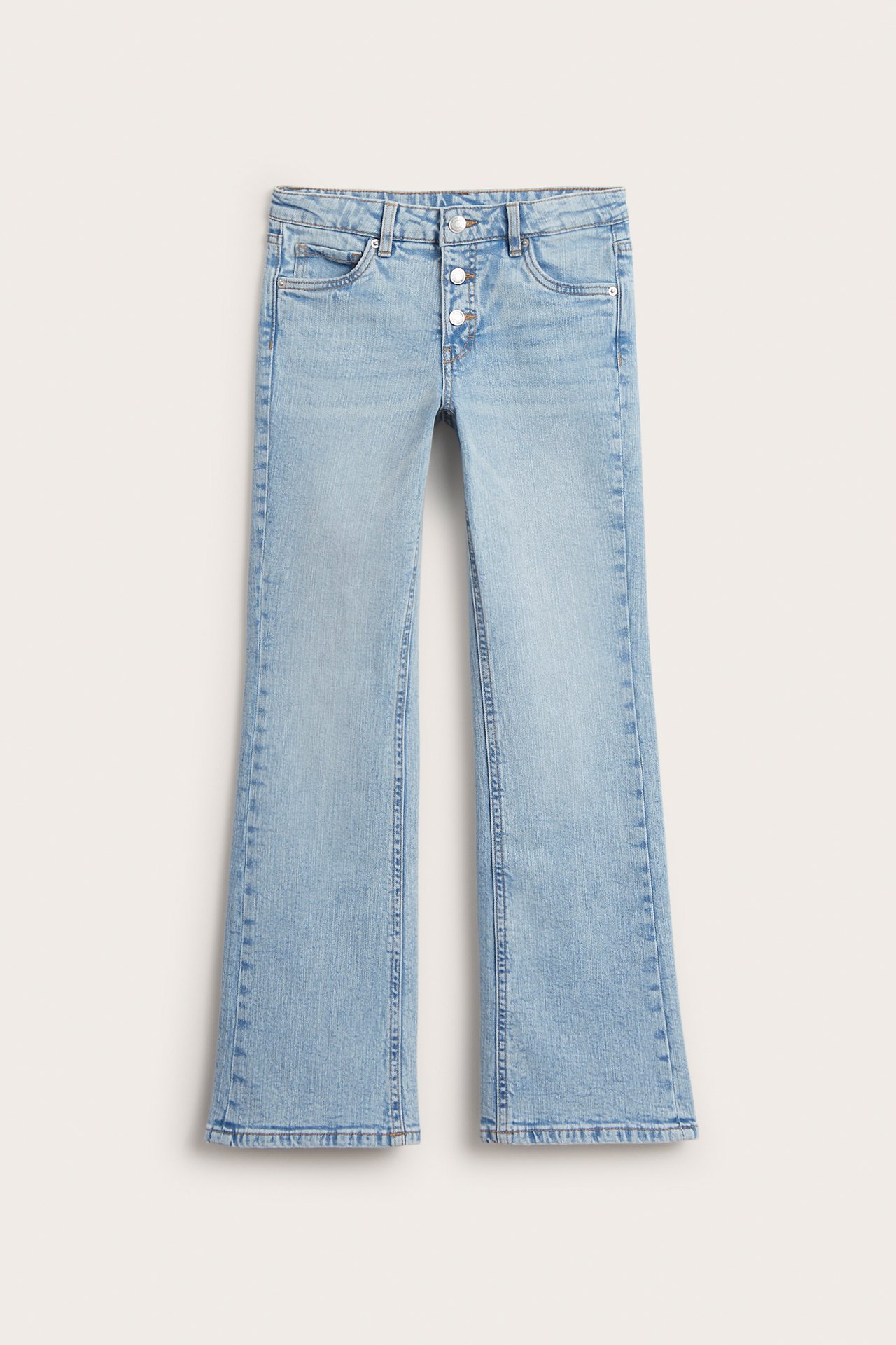 Edestä näkymä vaaleansinisistä lasten bootcut-farkuista, joissa on keskikorkea vyötärö ja nappisepalus.