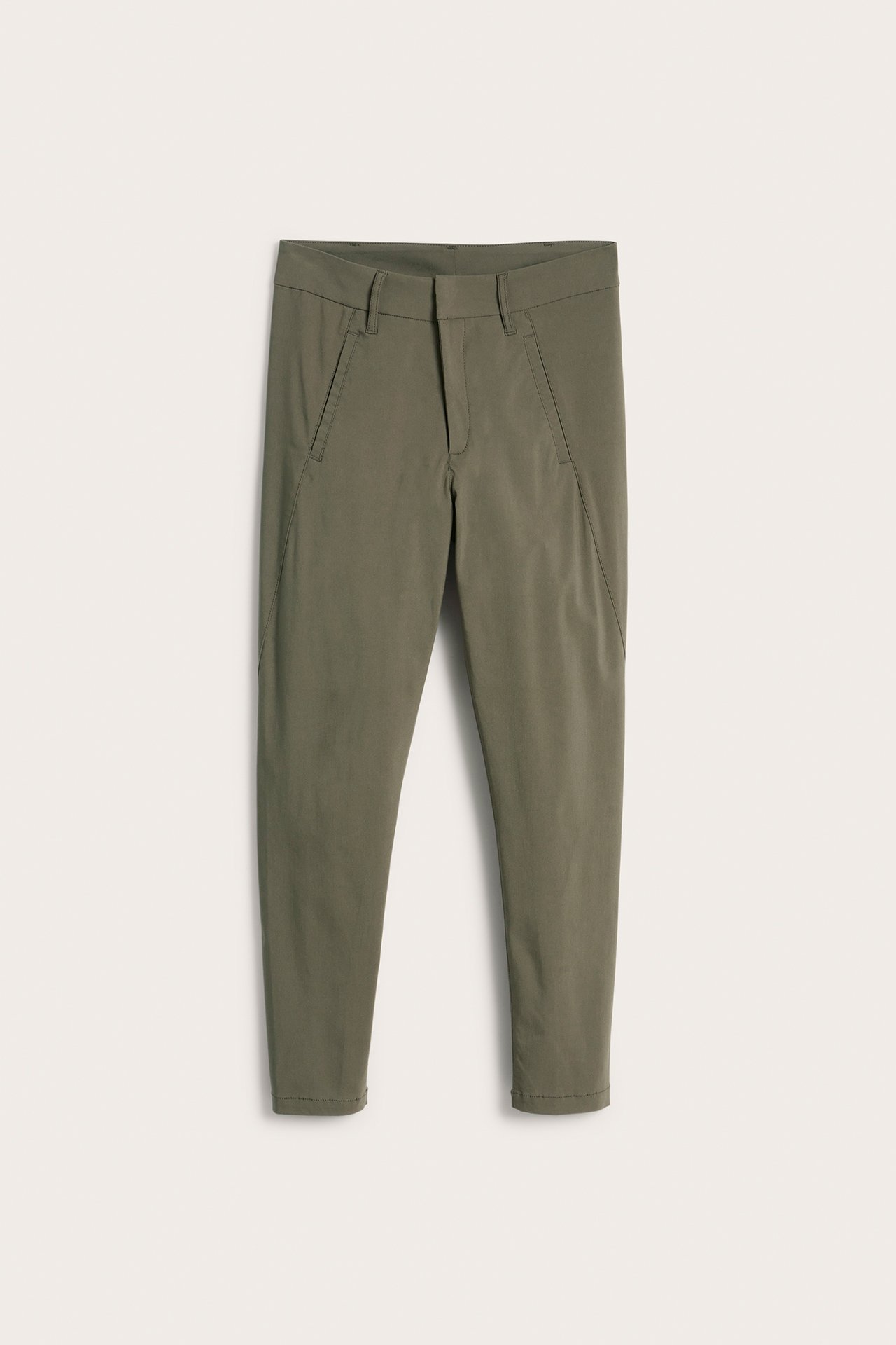 Edestä: vihreät slim fit boyfriend-bengaliinihousut viistoilla etutaskuilla.