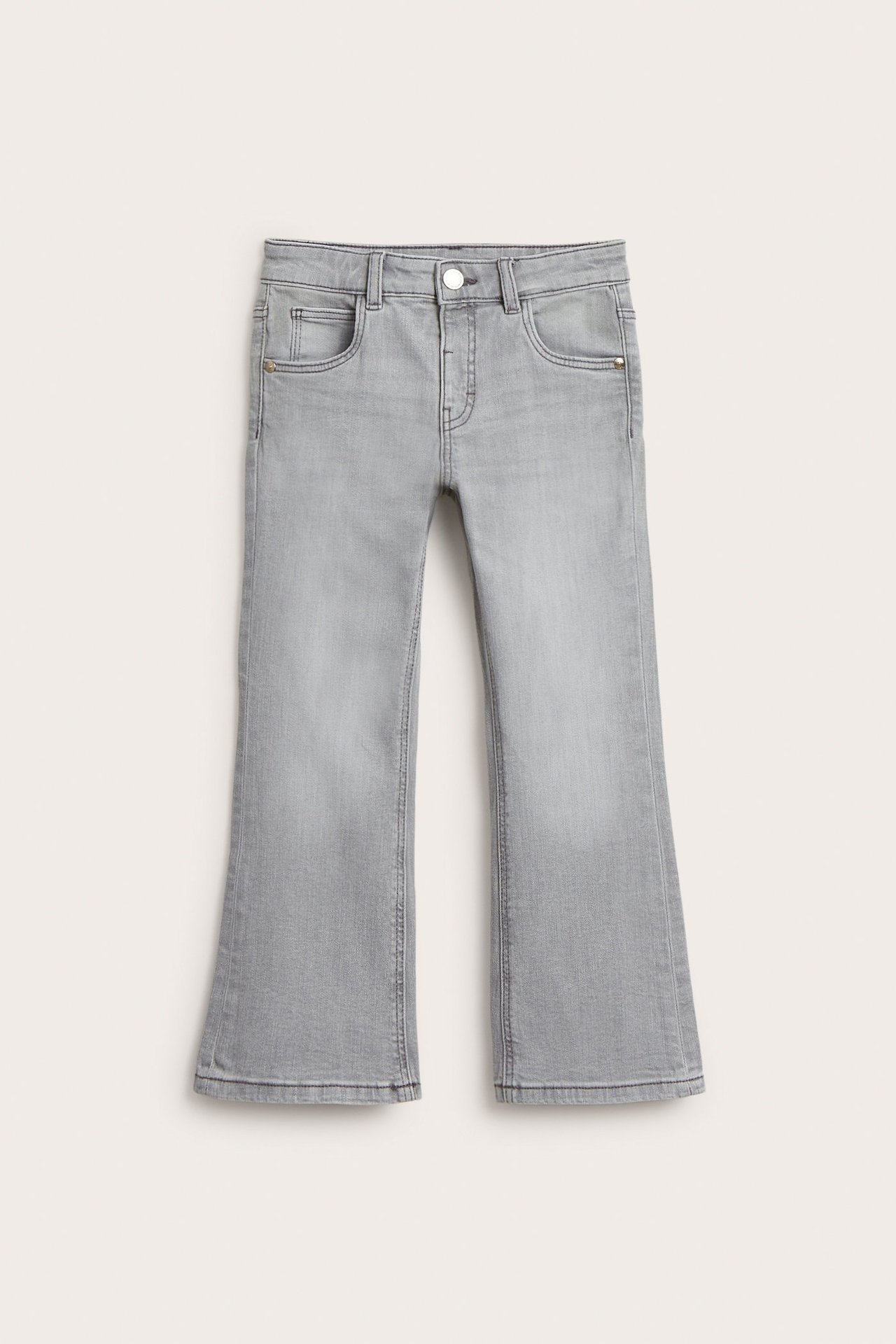 Edestä näkymä lasten harmaista bootcut-farkuista joustavaa denimiä, painonapilla vyötäröllä.