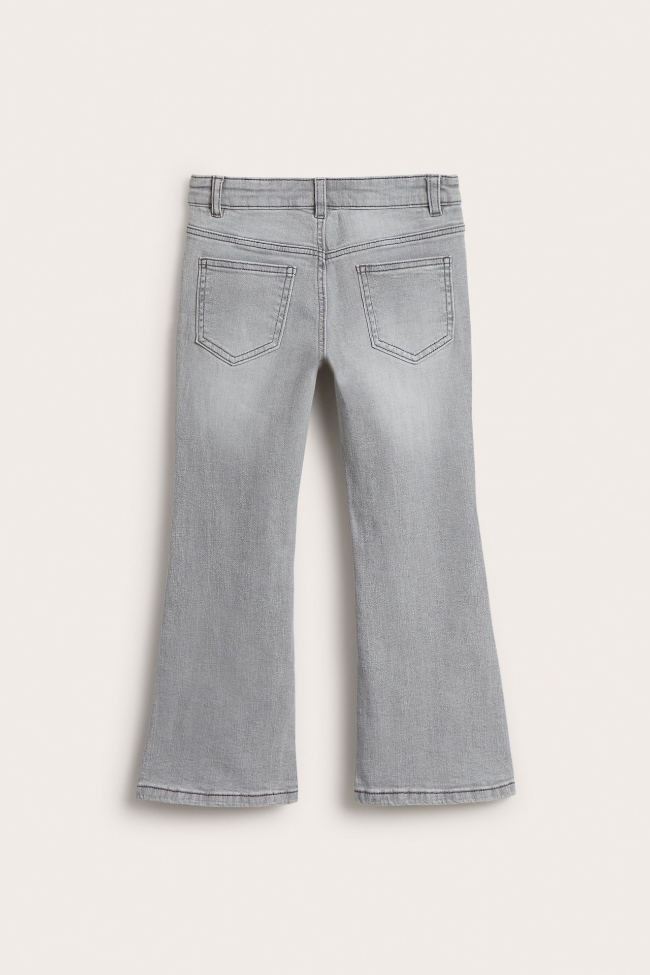 Bakifrån: Barns grå bootcut jeans i denim med medelhög midja och bakfickor.