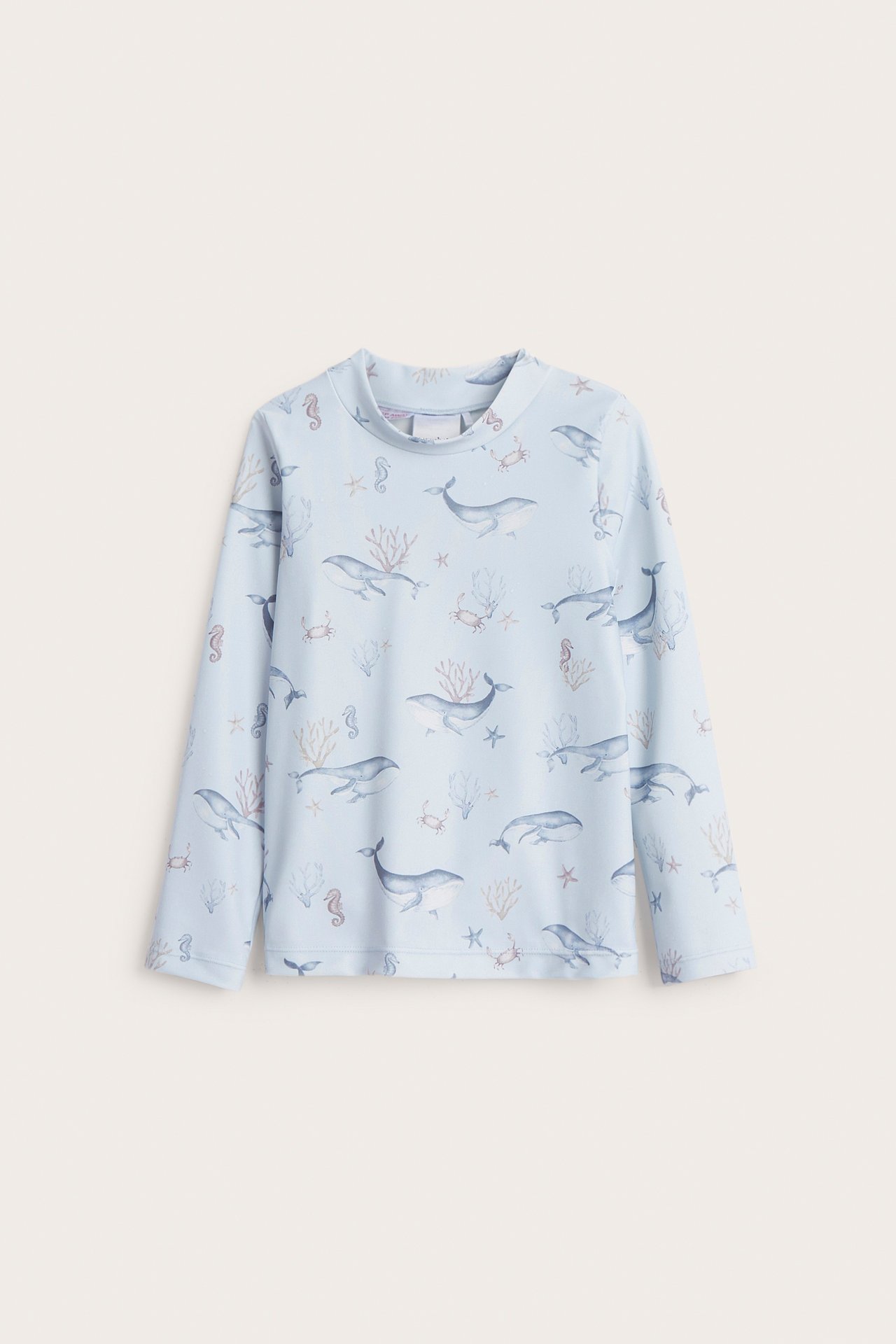Widok z przodu dziecięcej jasnoniebieskiej koszulki UV z długim rękawem we wzór morskich stworzeń.