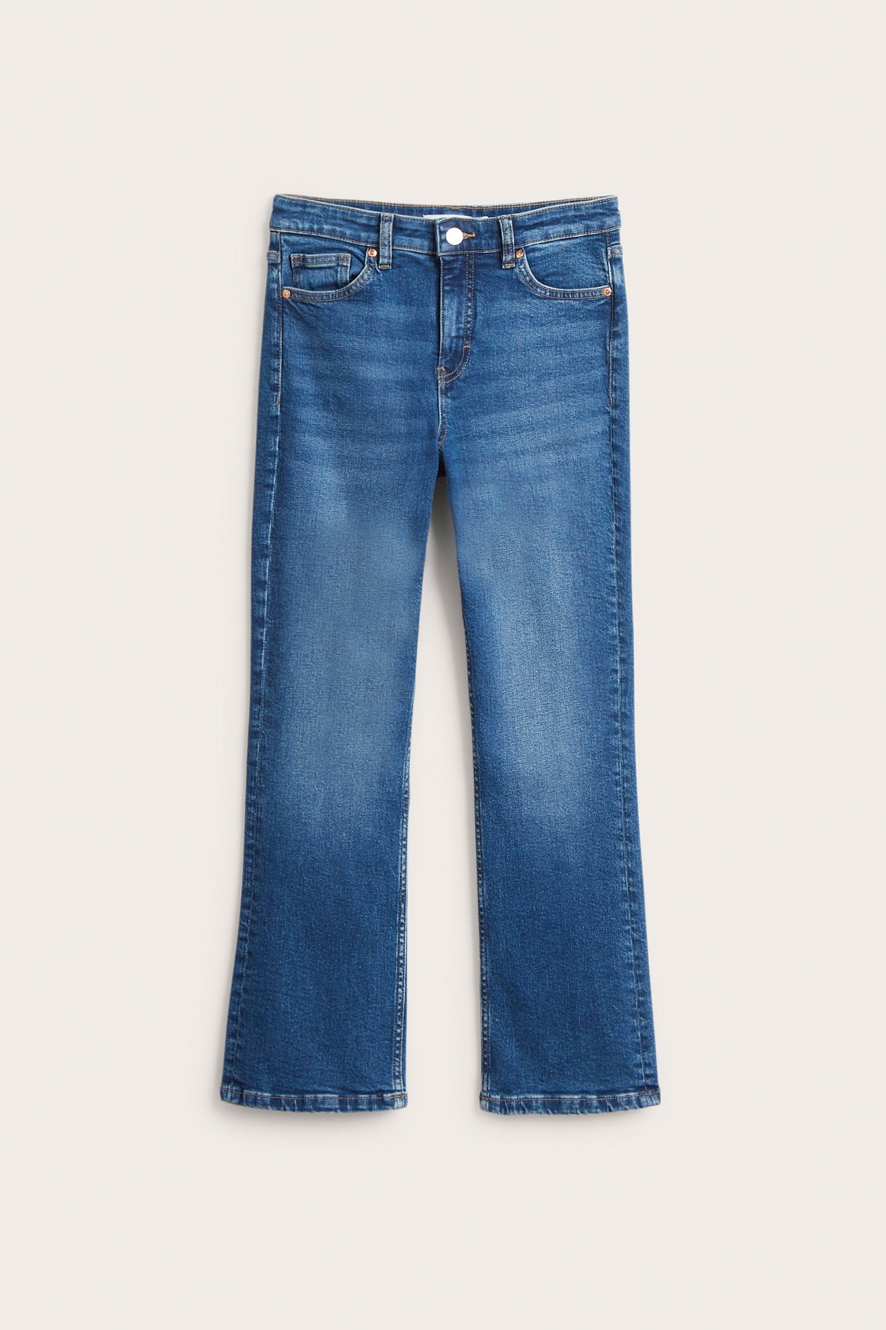 Frontvy av blå denim cropped flare jeans med normal midja och 5-ficksmodell.