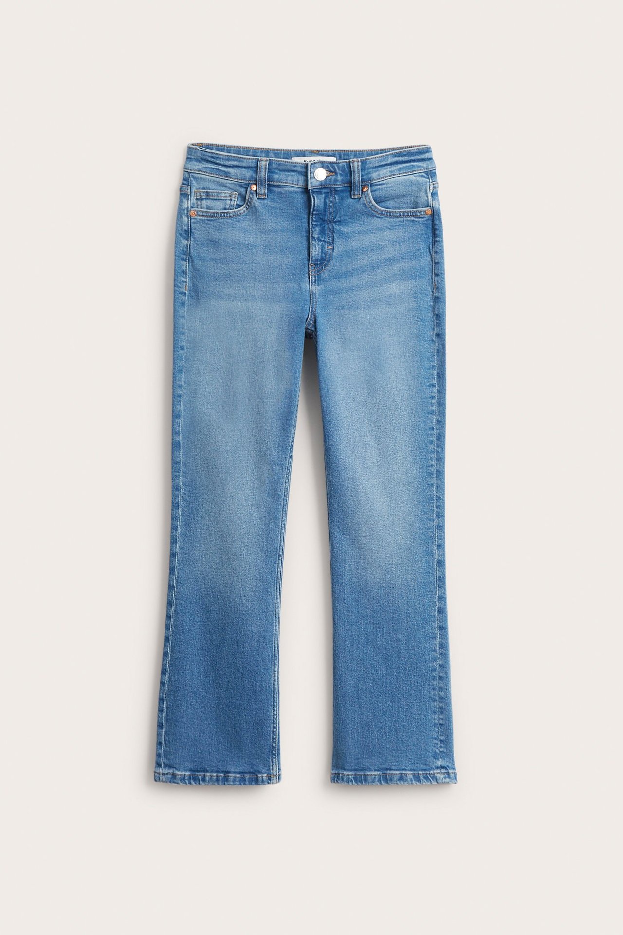Framifrån: Ljusblå cropped flare jeans med normalhög midja och 5-ficksmodell.
