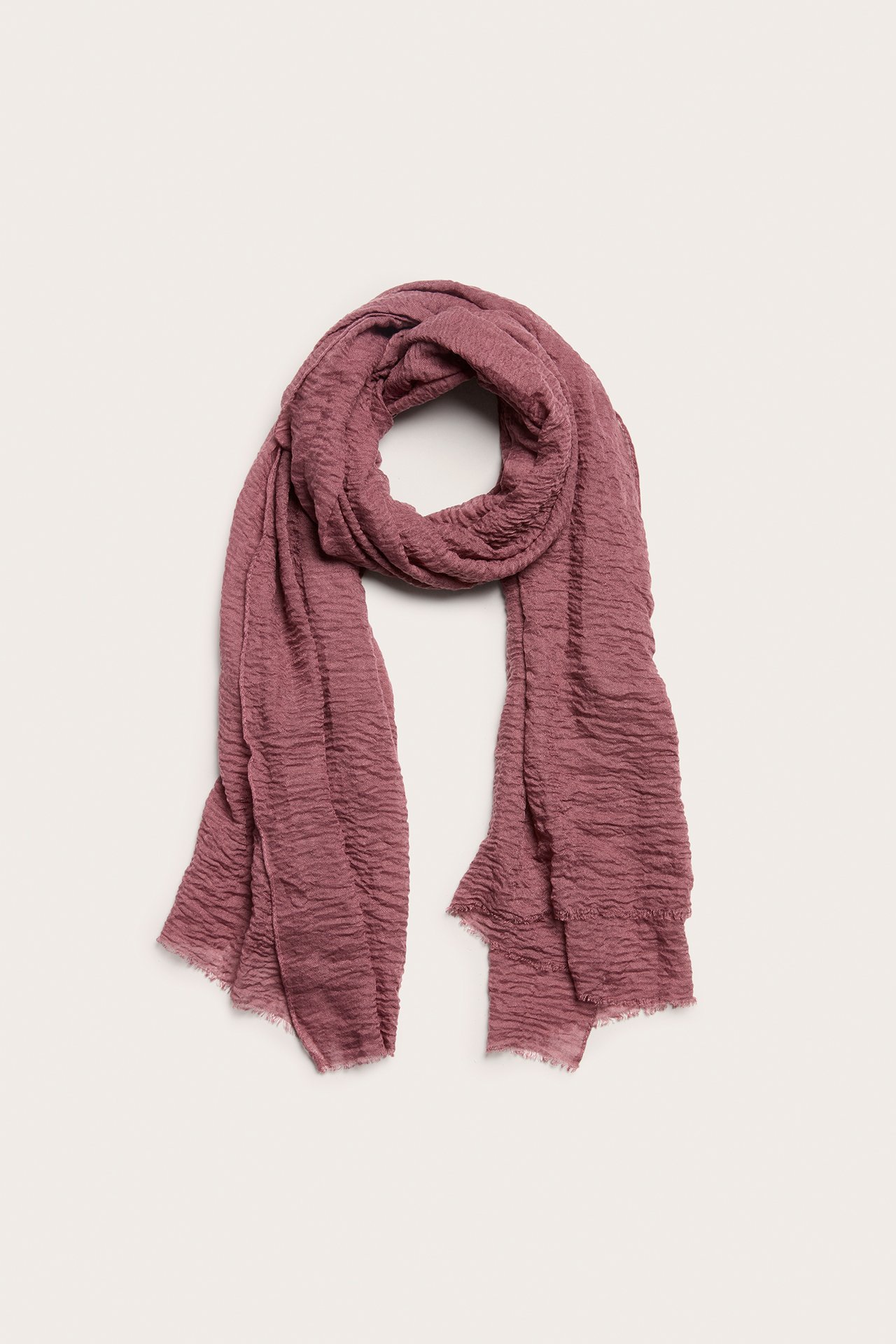 Frontvy av en mörkröd krinklad polyesterscarf, draperad.