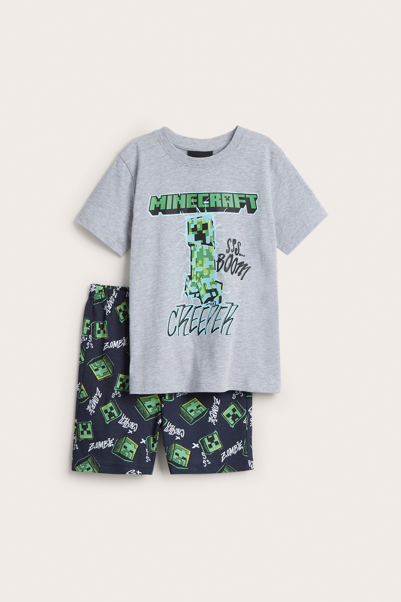 Framsida: Barns grå kortärmade Minecraft pyjamas med Creeper-topp och mörkblå mönstrade shorts.