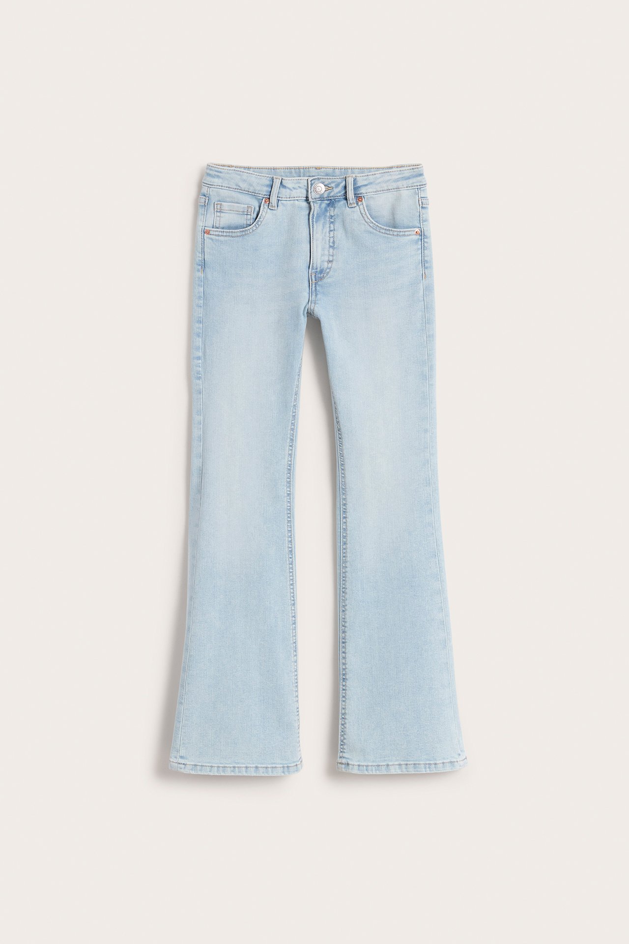 Widok z przodu jasnoniebieskich jeansów bootcut ze średnim stanem, guzikiem i zamkiem błyskawicznym.