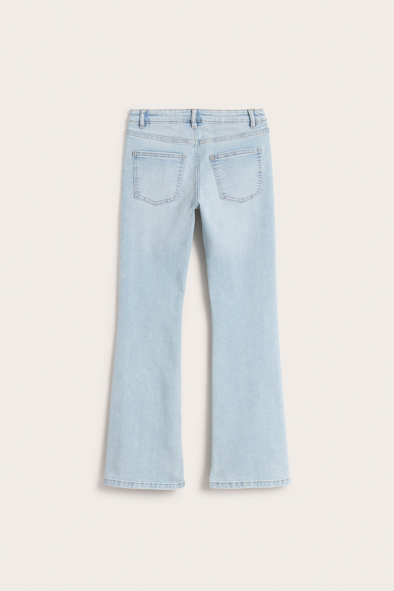 Widok z tyłu jasnoniebieskich jeansów bootcut z podwyższonym stanem i dwiema tylnymi kieszeniami.