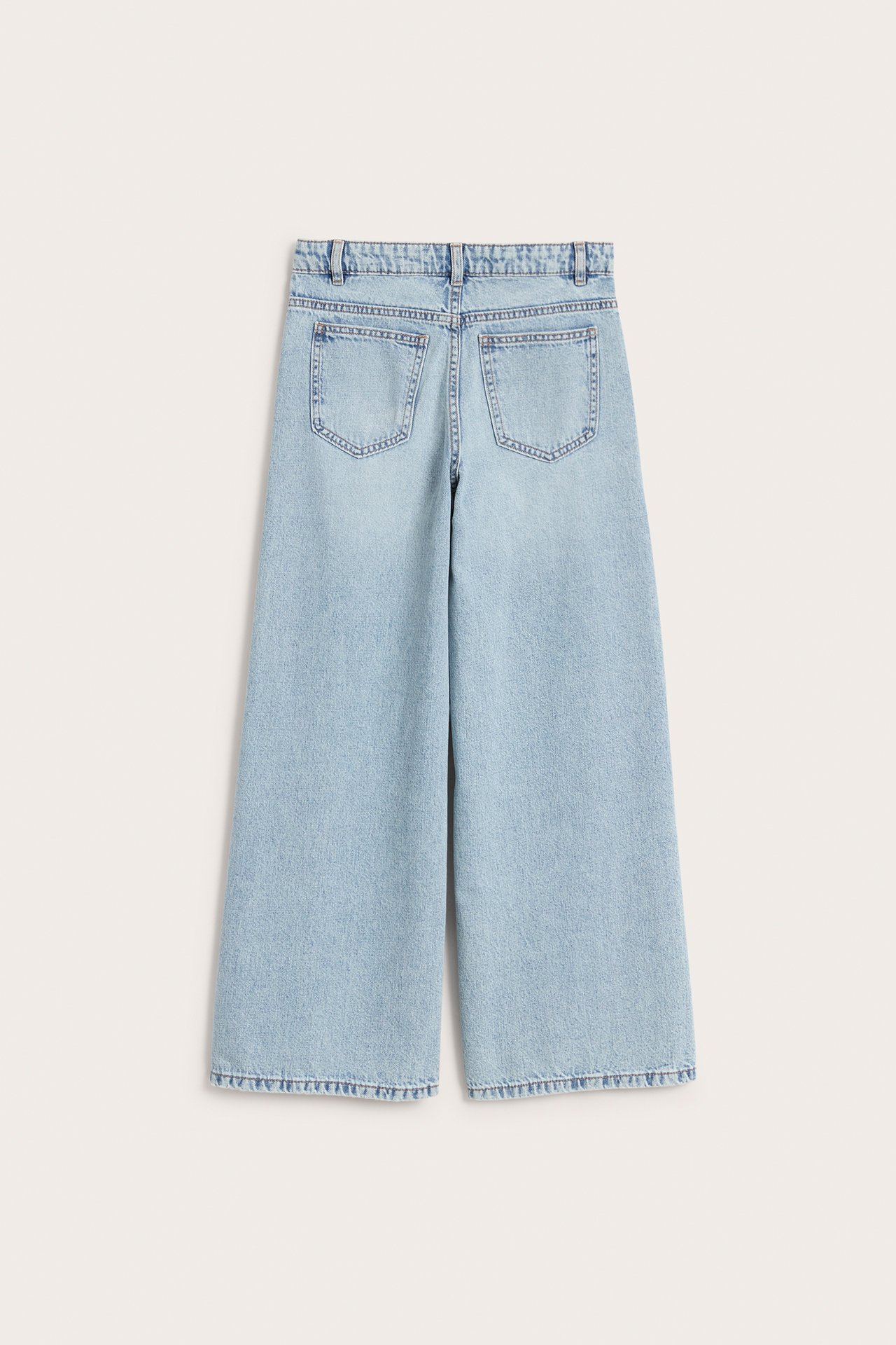 Bakfra: Lyse denim-jeans med lavt liv, løs passform og to baklommer.