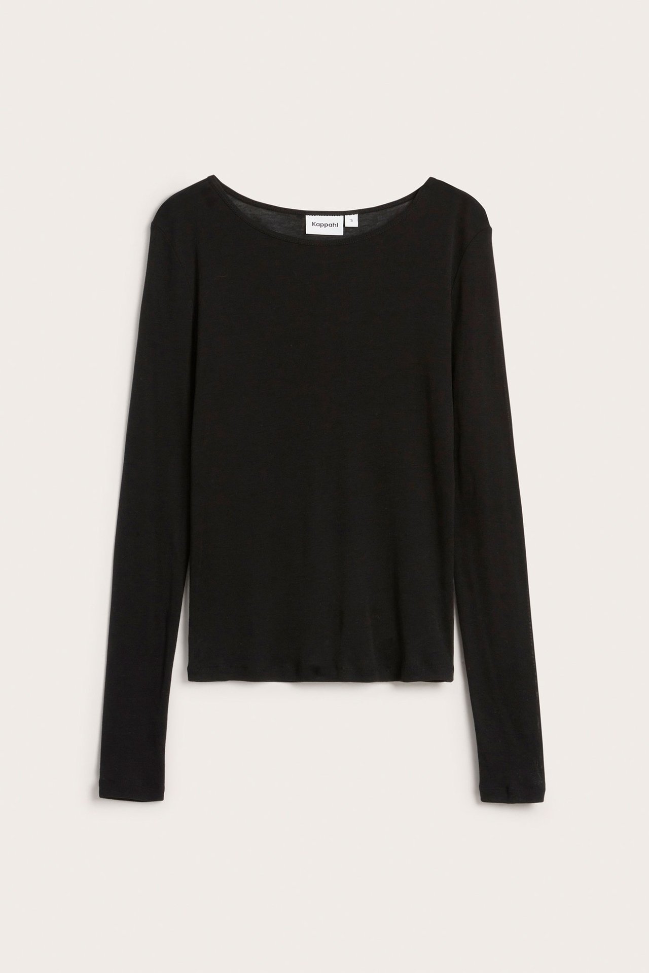 Frontvisning av en svart, tynn, ensfarget langermet topp i Lyocell med vid halsutringning.