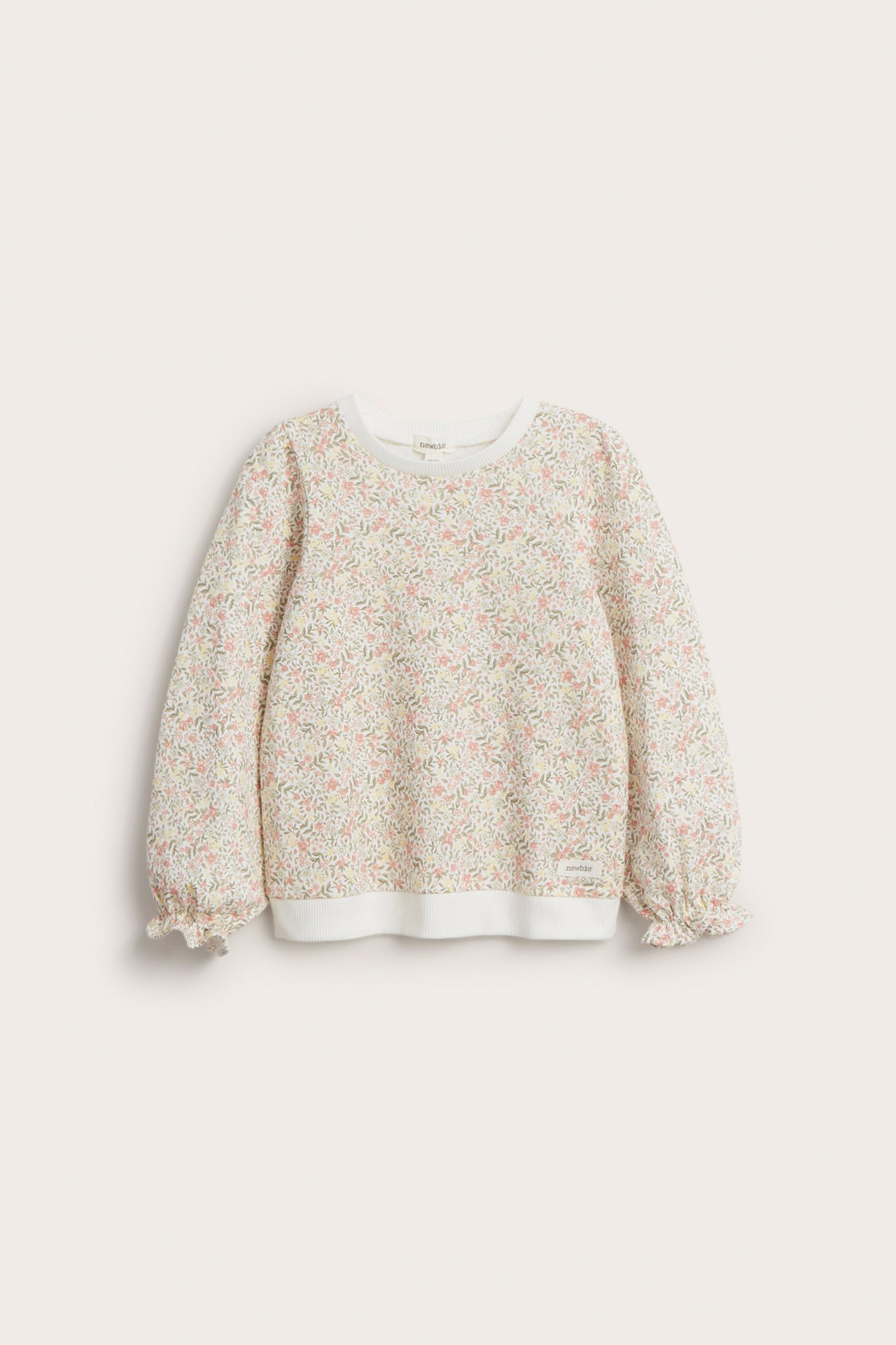 Forfra: Barns offwhite bomullssweatshirt med blomstermønster og volangermer.